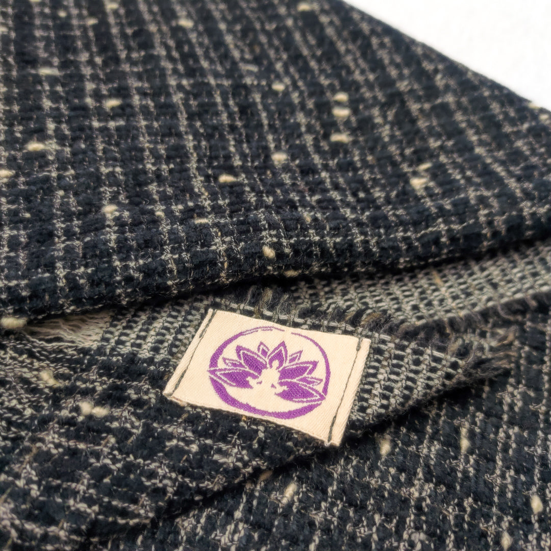 Coperta yoga lana e seta chanel nero con etichetta Shop Zen per pratiche di meditazione