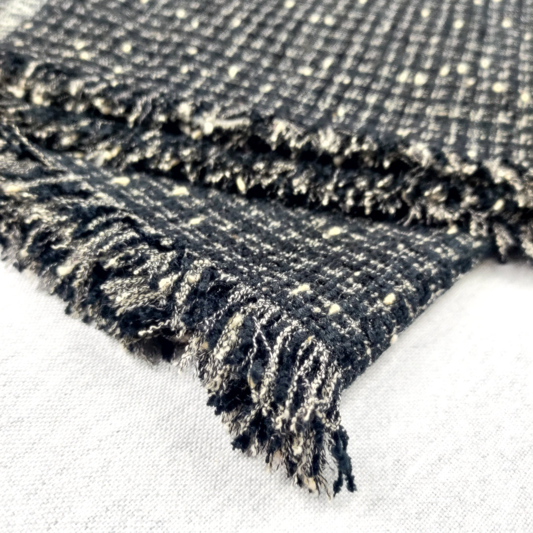 Coperta yoga lana e seta chanel nero con bordi frangiati per comfort e stile durante le sessioni di yoga