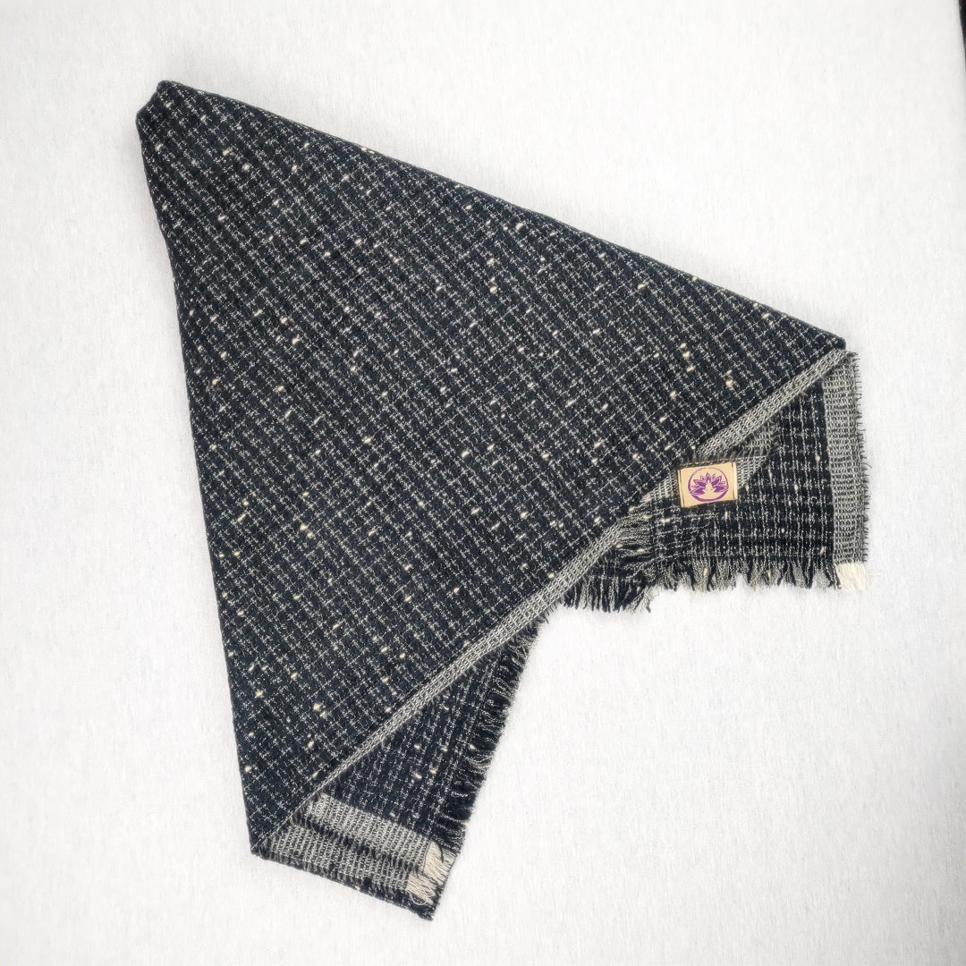 Coperta yoga lana e seta chanel nero con un design elegante e morbido, ideale per pratiche di yoga e meditazione.