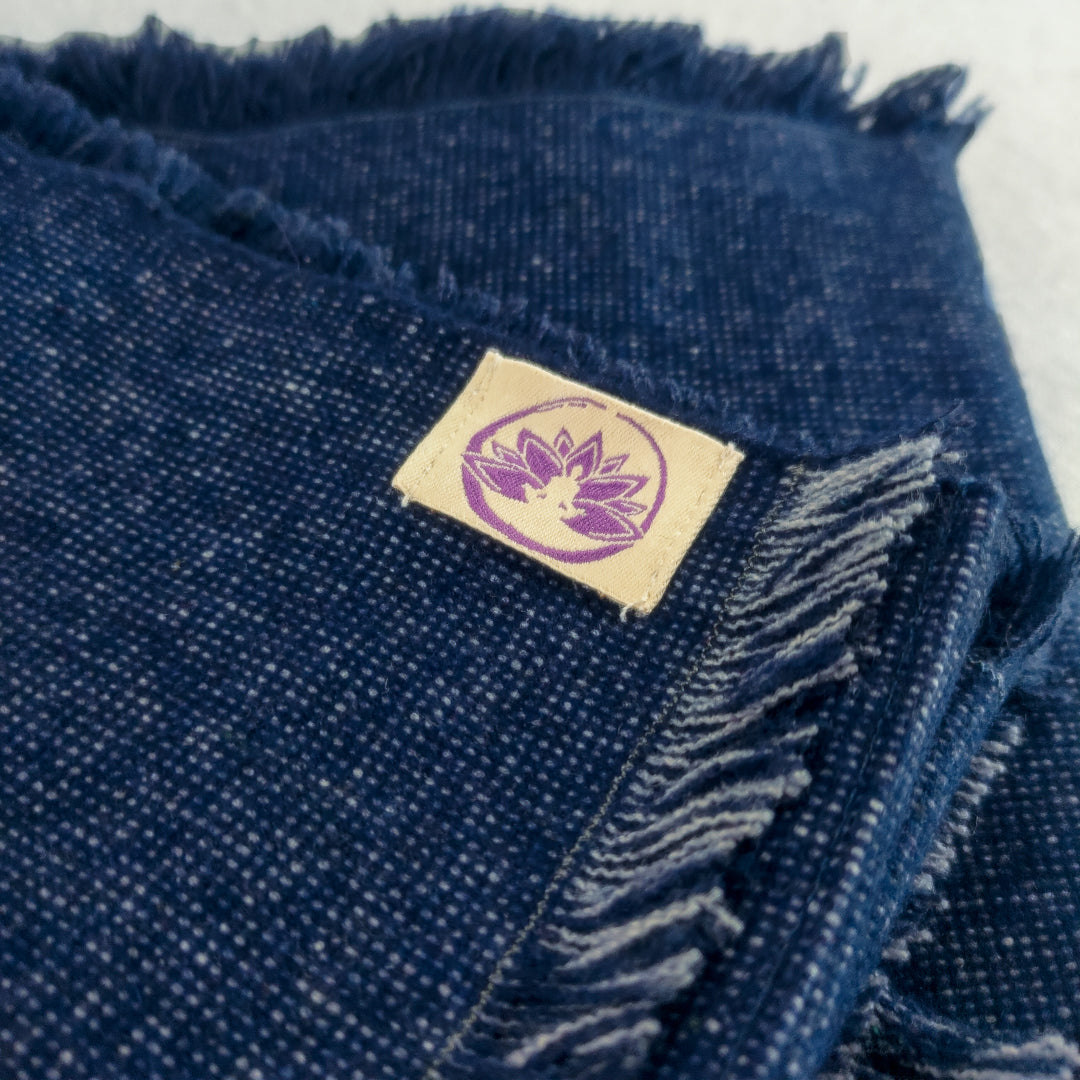 Coperta yoga lana inglese in blu scuro con frange per pratiche di meditazione e relax