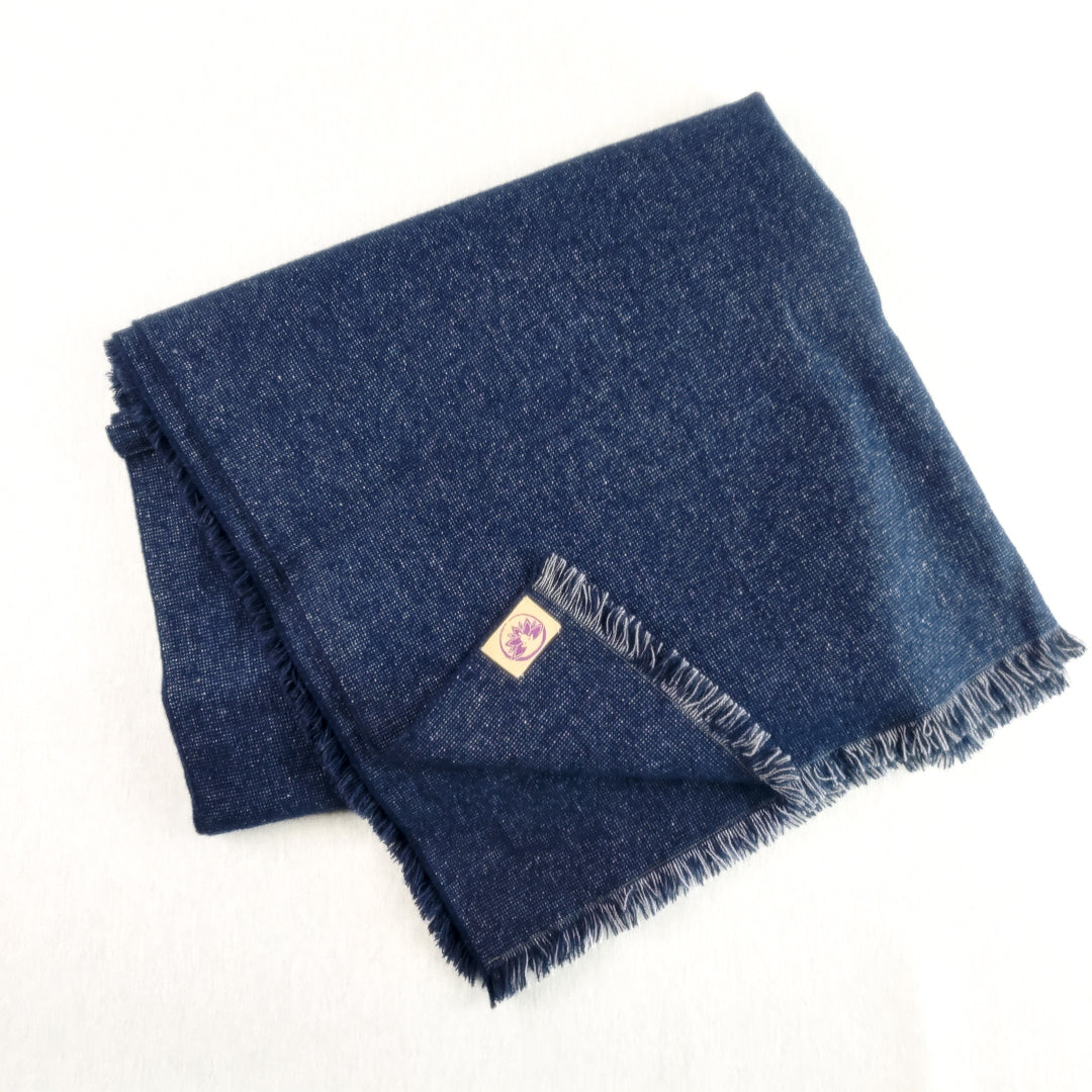 Coperta yoga lana inglese in tessuto blu scuro con frange e logo Shop Zen