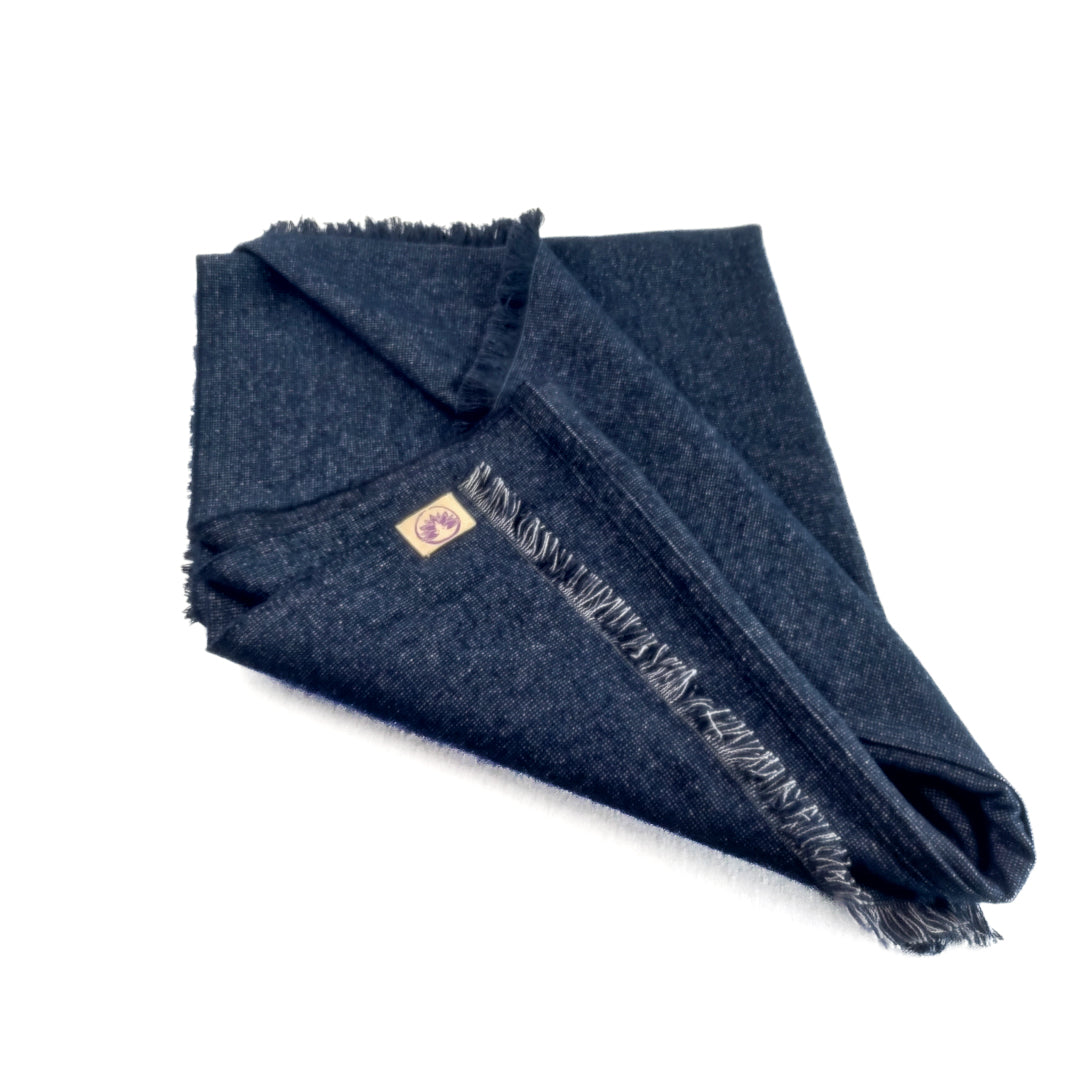 Coperta yoga lana inglese in blu scuro, morbida e calda, ideale per pratiche di yoga all&