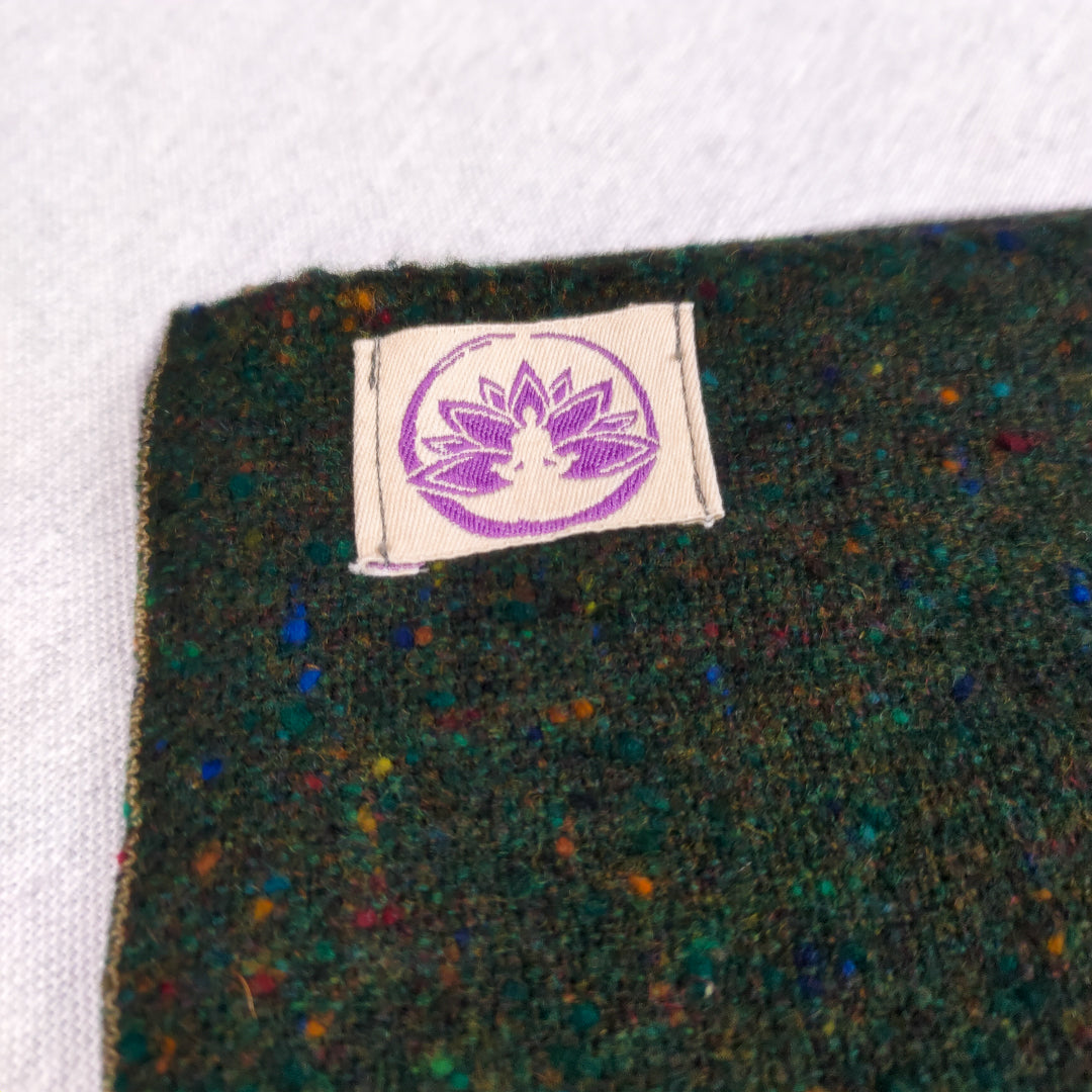 Coperta yoga lana irlandese di Shop Zen con dettagli colorati e etichetta in tessuto