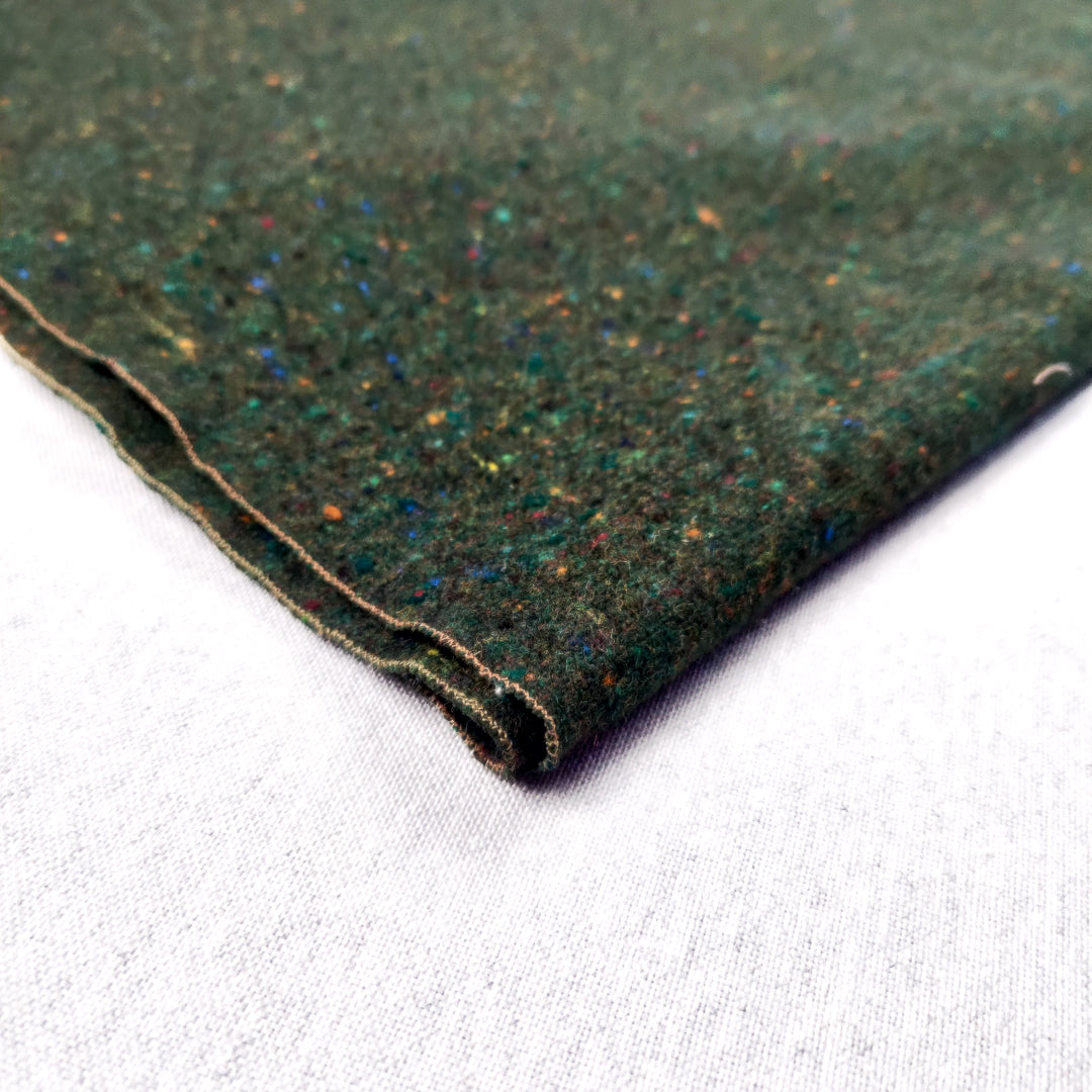 Coperta yoga lana irlandese in texture verde scuro perfetta per pratiche di meditazione e relax