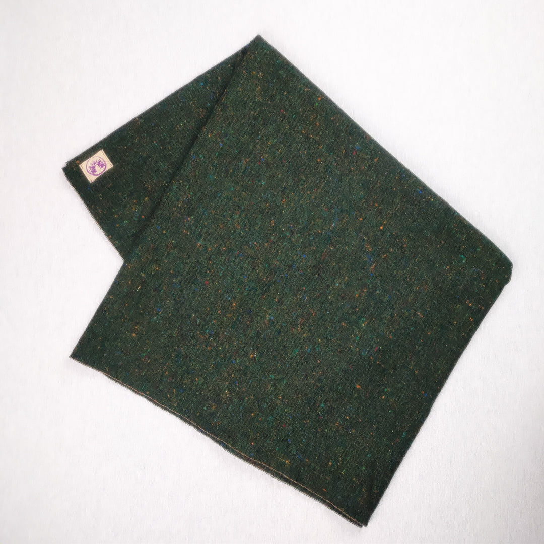 Coperta yoga lana irlandese in verde scuro, morbida e calda, ideale per pratiche di yoga e relax