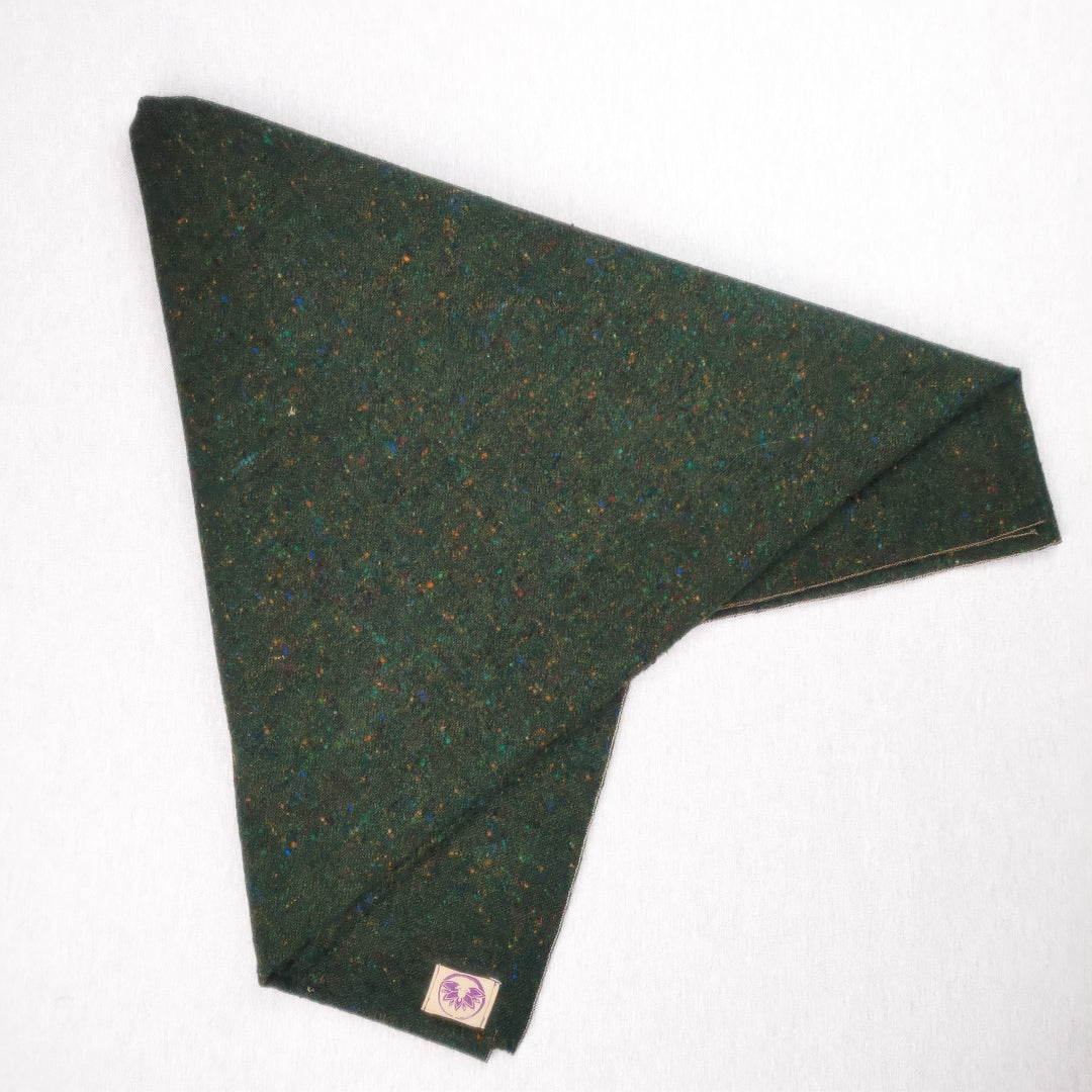 Coperta yoga lana irlandese in verde scuro, ideale per meditazione e pratiche zen