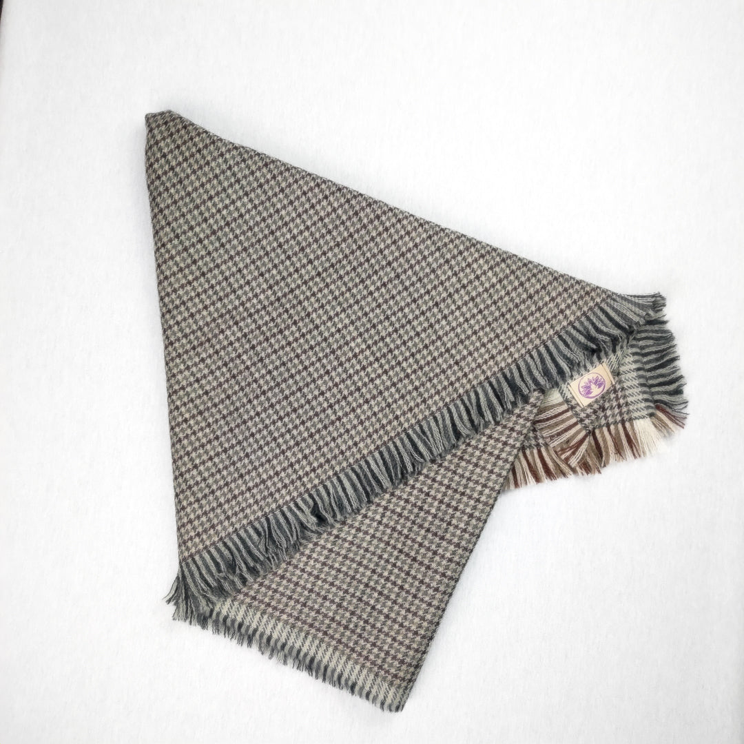 Coperta yoga lana pied de poule con frange decorative, ideale per la meditazione e il relax