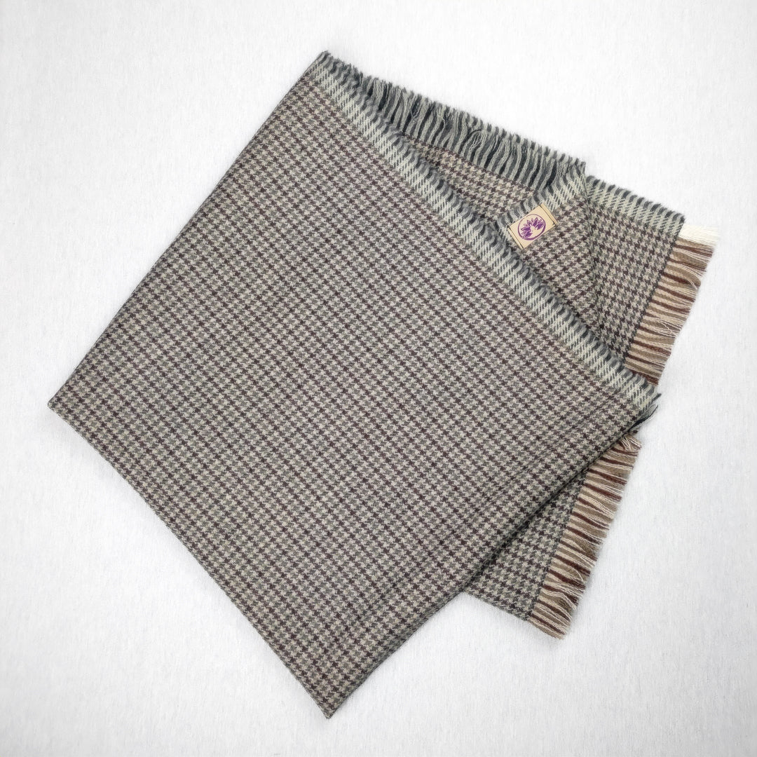 Coperta yoga lana pied de poule con frange, ideale per rilassarsi e praticare yoga