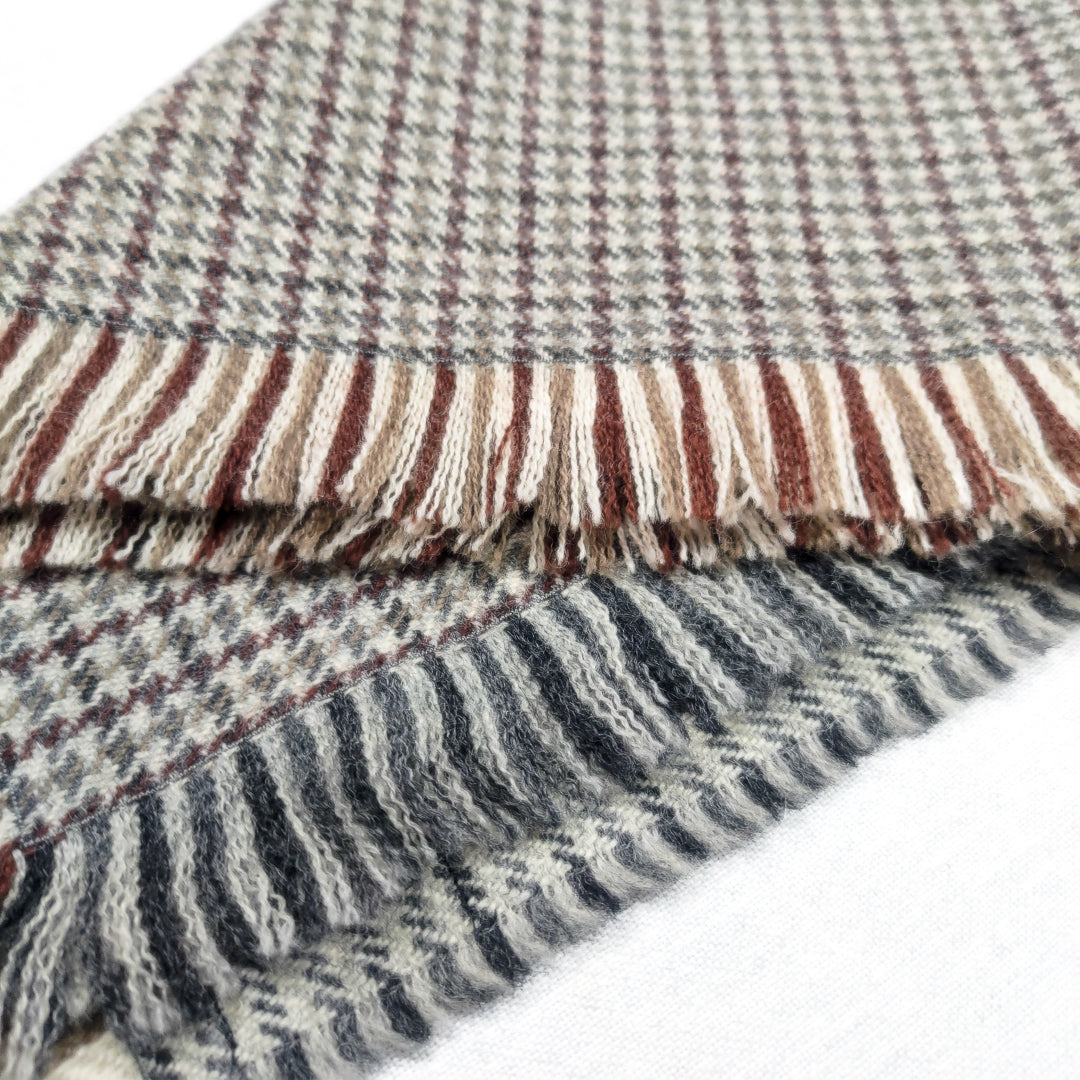 Coperta yoga lana pied de poule in tonalità grigie e marroni con frange decorative