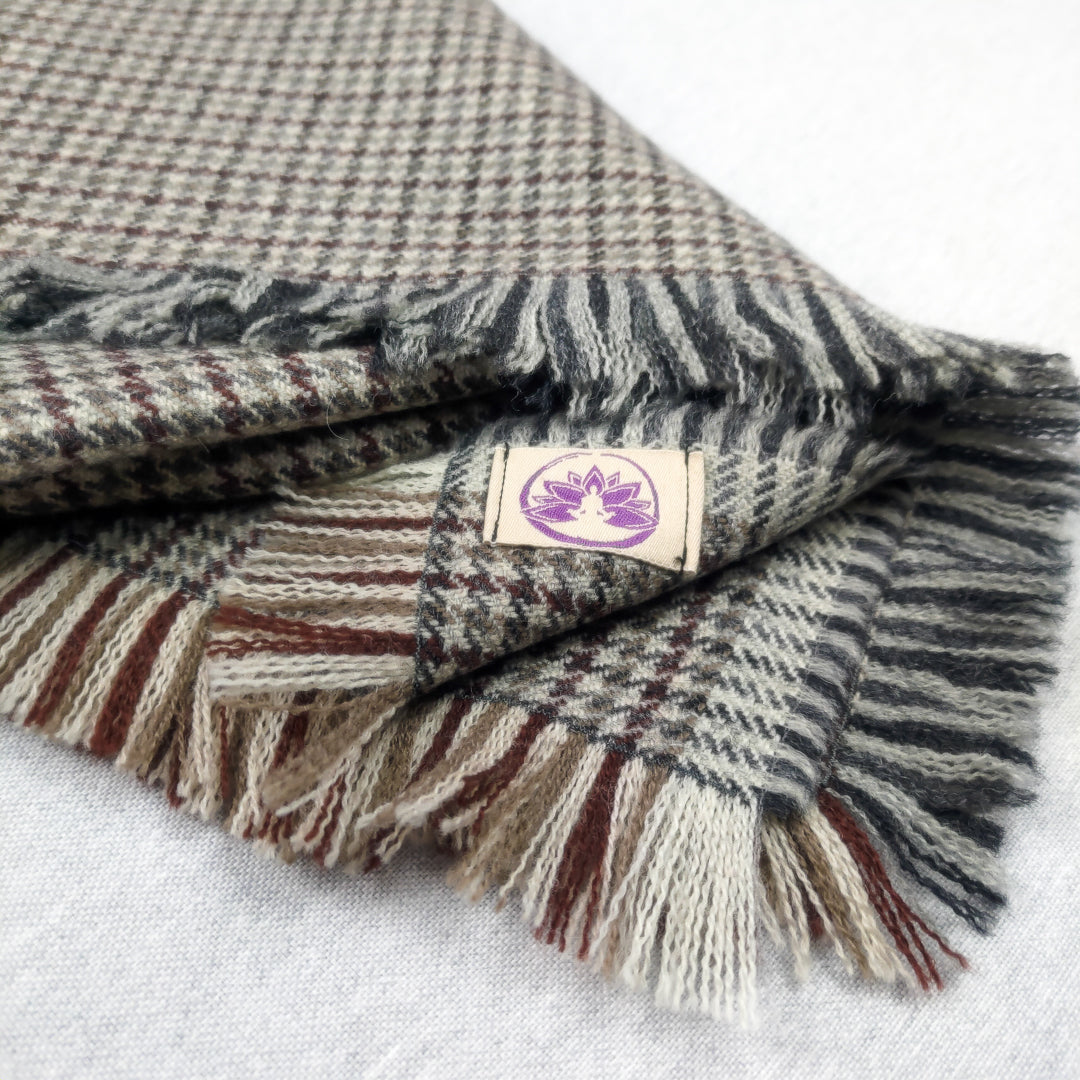 Coperta yoga lana pied de poule in tessuto morbido e frange, ideale per allenamenti e meditazione