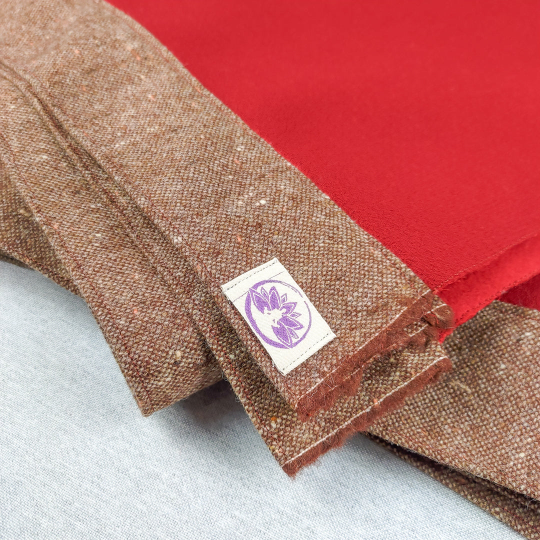 Coperta yoga lana rosso ferrari con bordo in tessuto marrone per comfort durante lo yoga