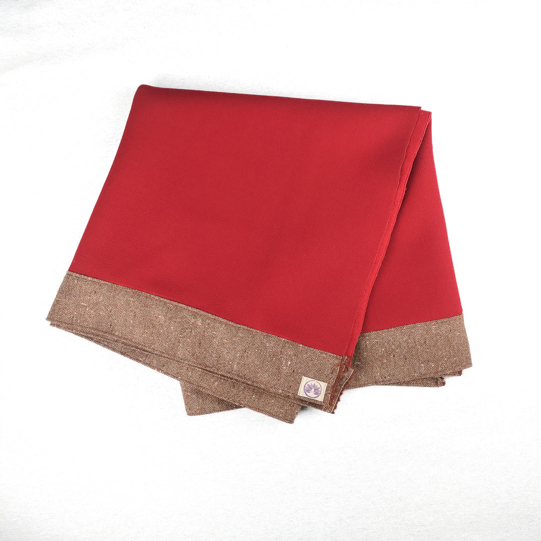 Coperta yoga lana rosso ferrari con bordo in tinta unita, ideale per pratiche di meditazione