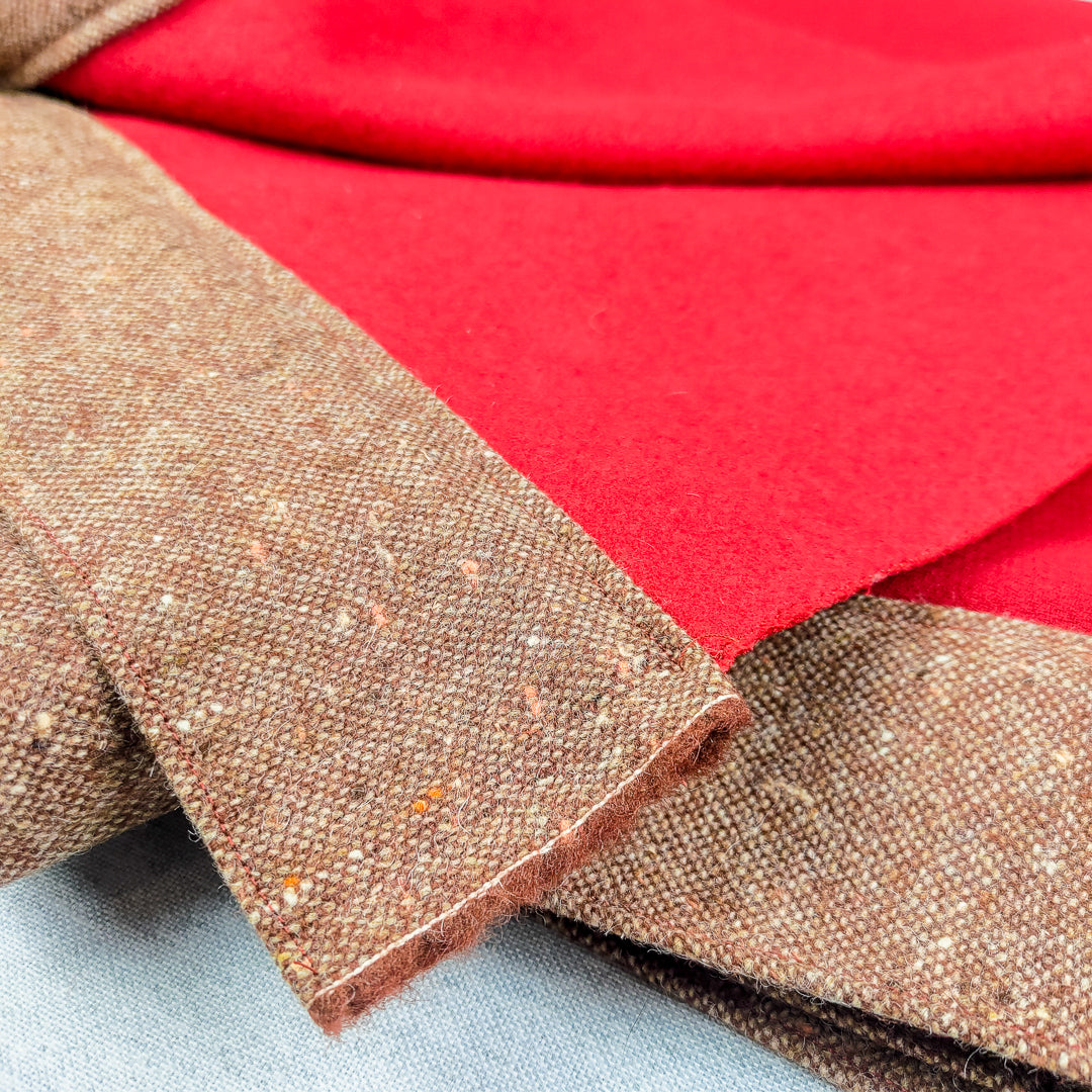 Coperta yoga lana rosso ferrari con bordi in tessuto marrone per un comfort elevato e stile unico