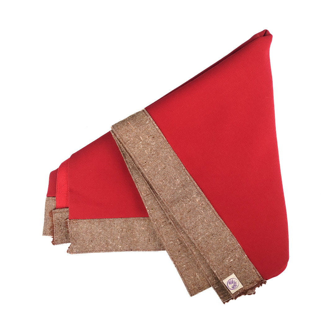 Coperta yoga lana rosso ferrari di Shop Zen con bordo in tessuto naturale per pratiche yoga