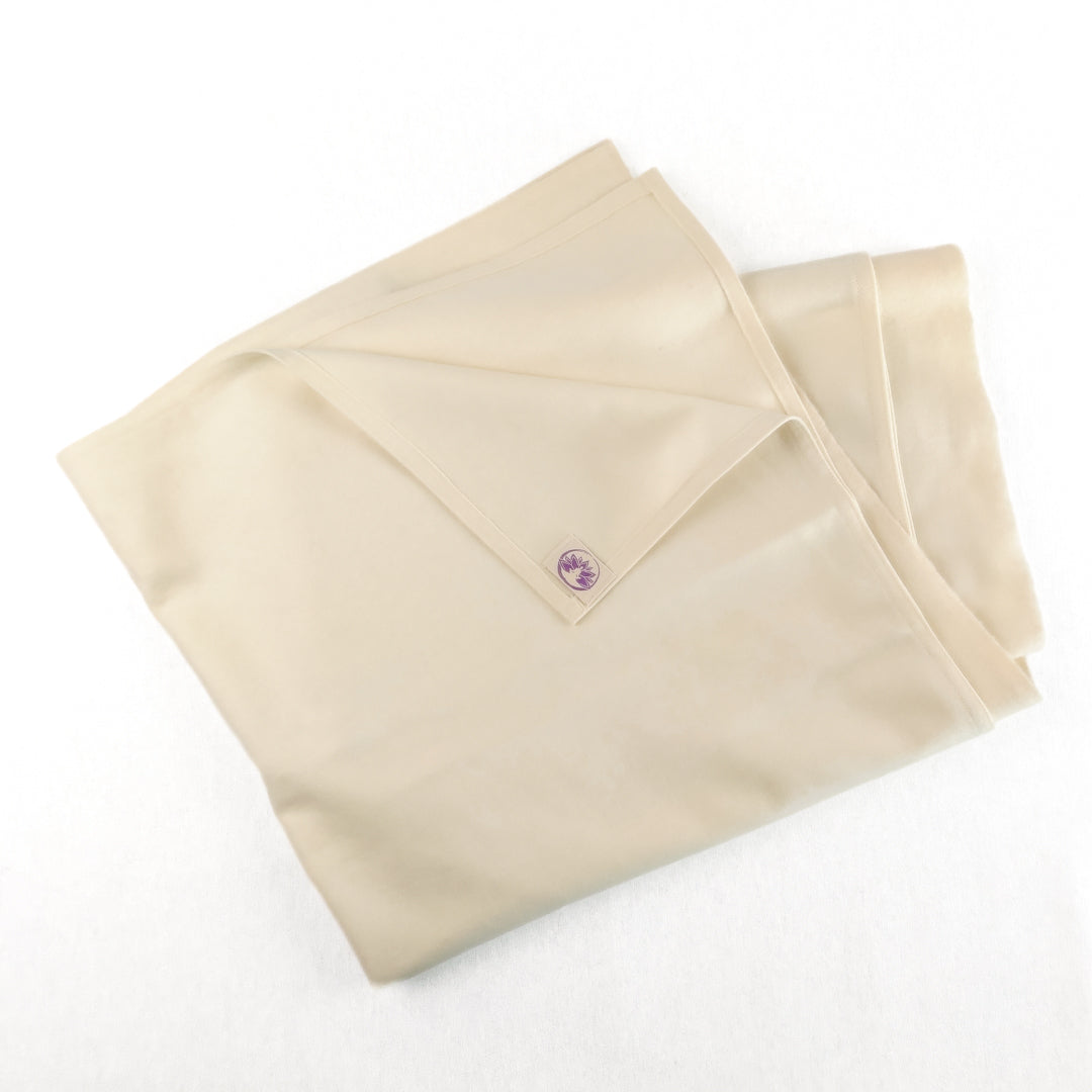 Coperta yoga lana seta beige di Shop Zen, ideale per pratiche di meditazione e yoga