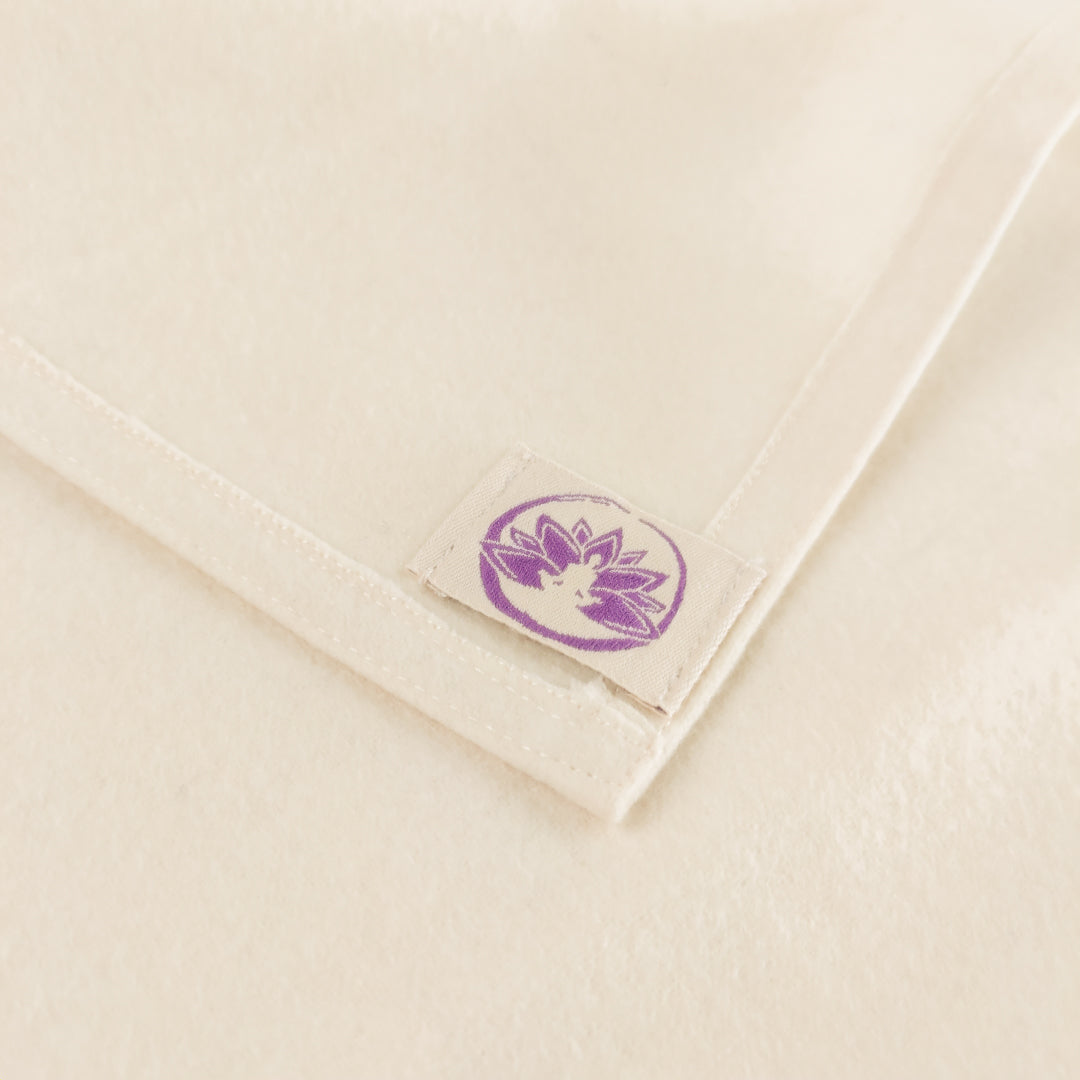 Coperta yoga lana seta di Shop Zen, morbida e calda con logo in evidenza