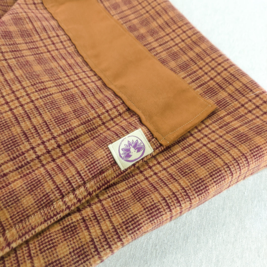 Coperta yoga lana Shetland in tessuto a quadri, ideale per comfort e pratiche di yoga