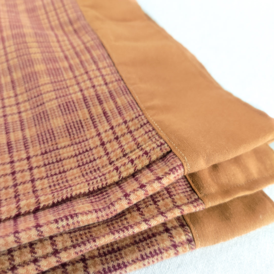 Coperta yoga lana Shetland arancione con design a quadri per pratiche di yoga e relax