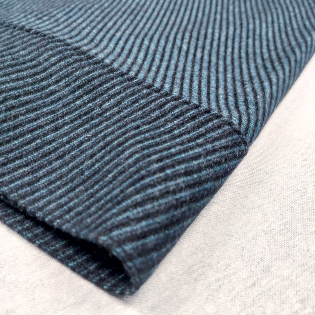 Coperta yoga lana shetland e alpaca con design a righe in blu e grigio per il massimo comfort