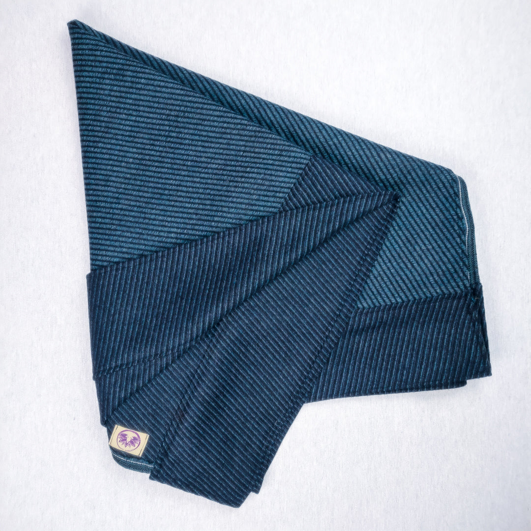 Coperta yoga lana shetland e alpaca con un design a righe blu scuro per comfort e stile