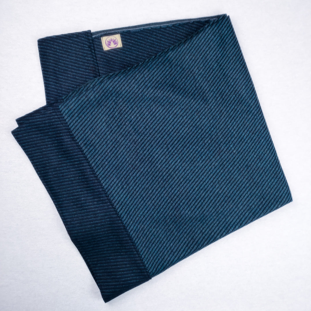 Coperta yoga lana shetland e alpaca con design a righe, ideale per pratiche di yoga e meditazione