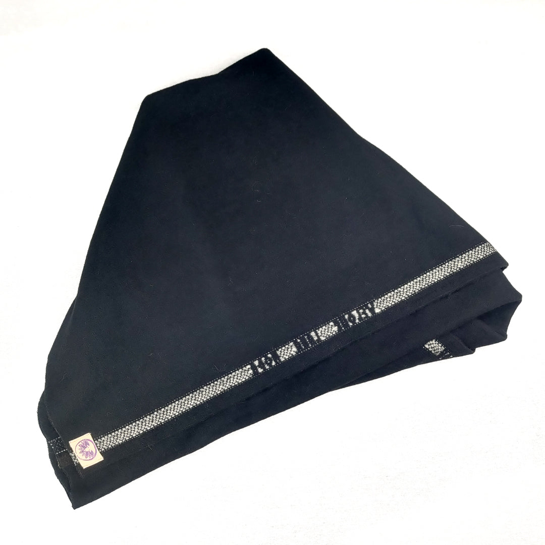 Coperta yoga nera velure di Shop Zen, morbida e leggera per pratiche di yoga comode.