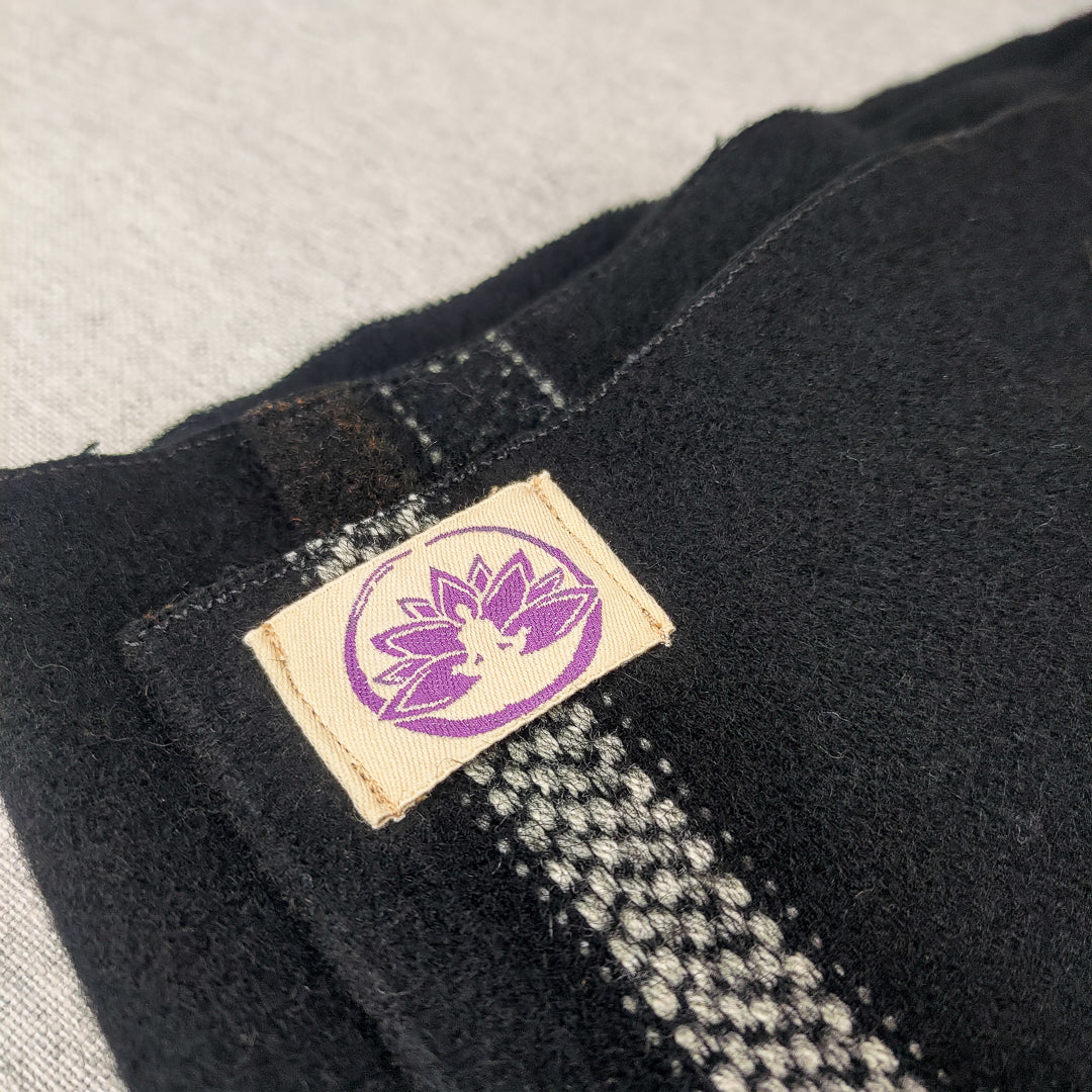 Coperta yoga nera velure con dettagli eleganti e logo Shop Zen per pratiche di meditazione