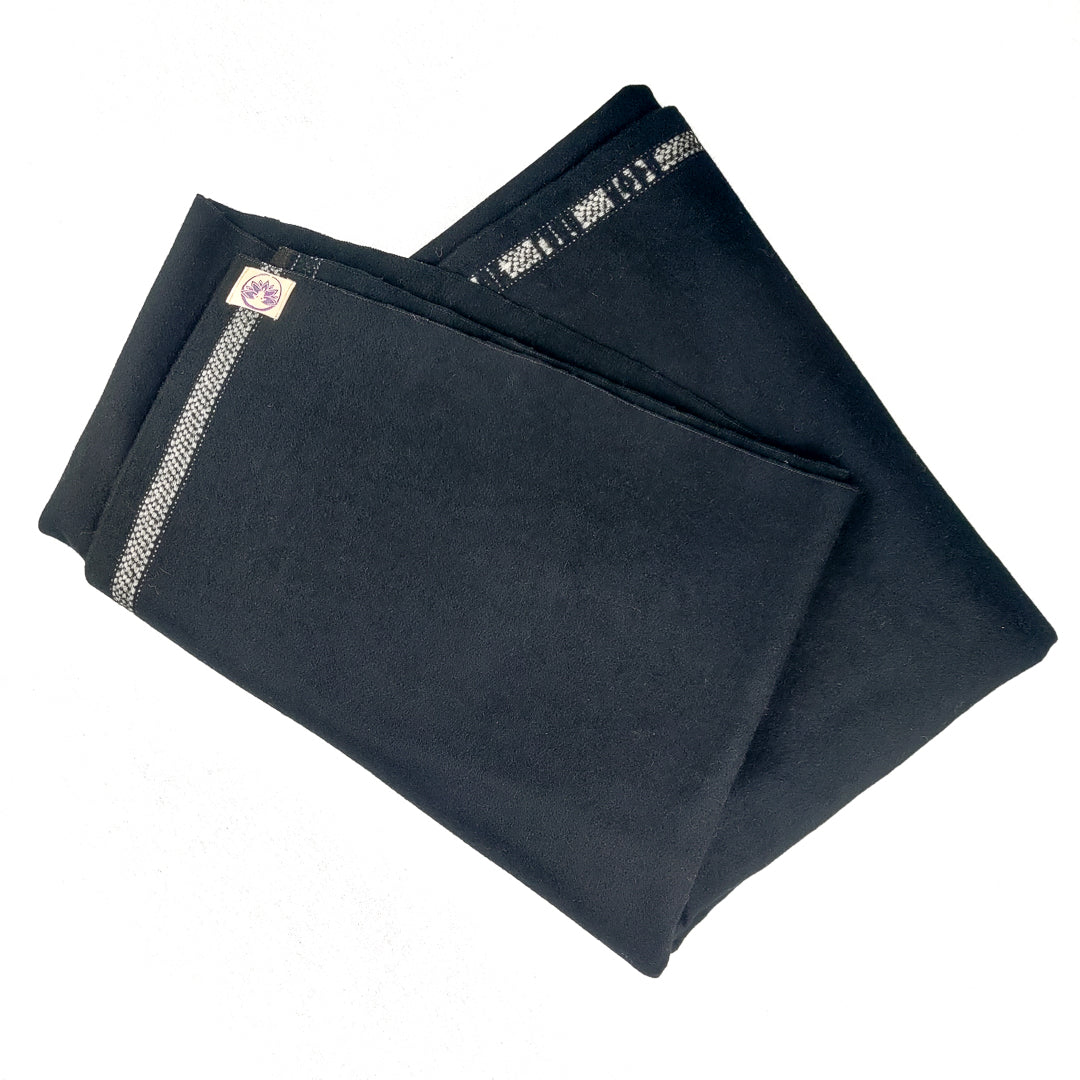 Coperta yoga nera velure soffice e calda, ideale per meditazione e relax