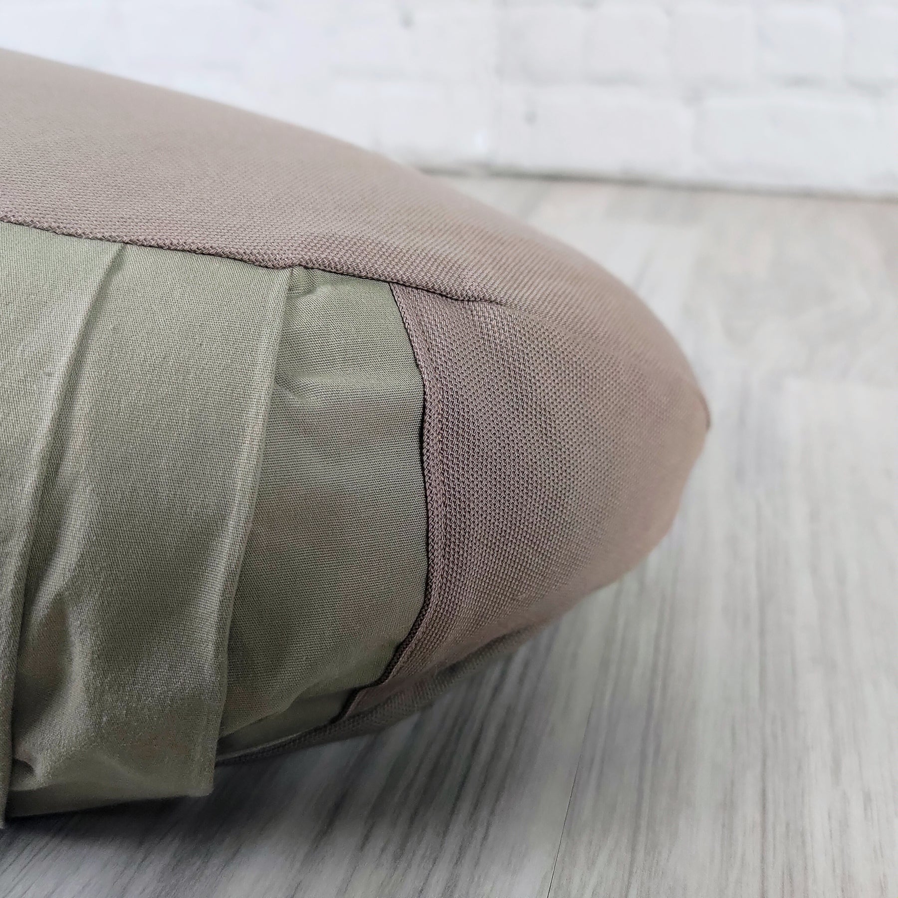 Cuscino Zafu a Mezzaluna in tessuto resistente, ideale per supporto lombare e comfort durante la meditazione