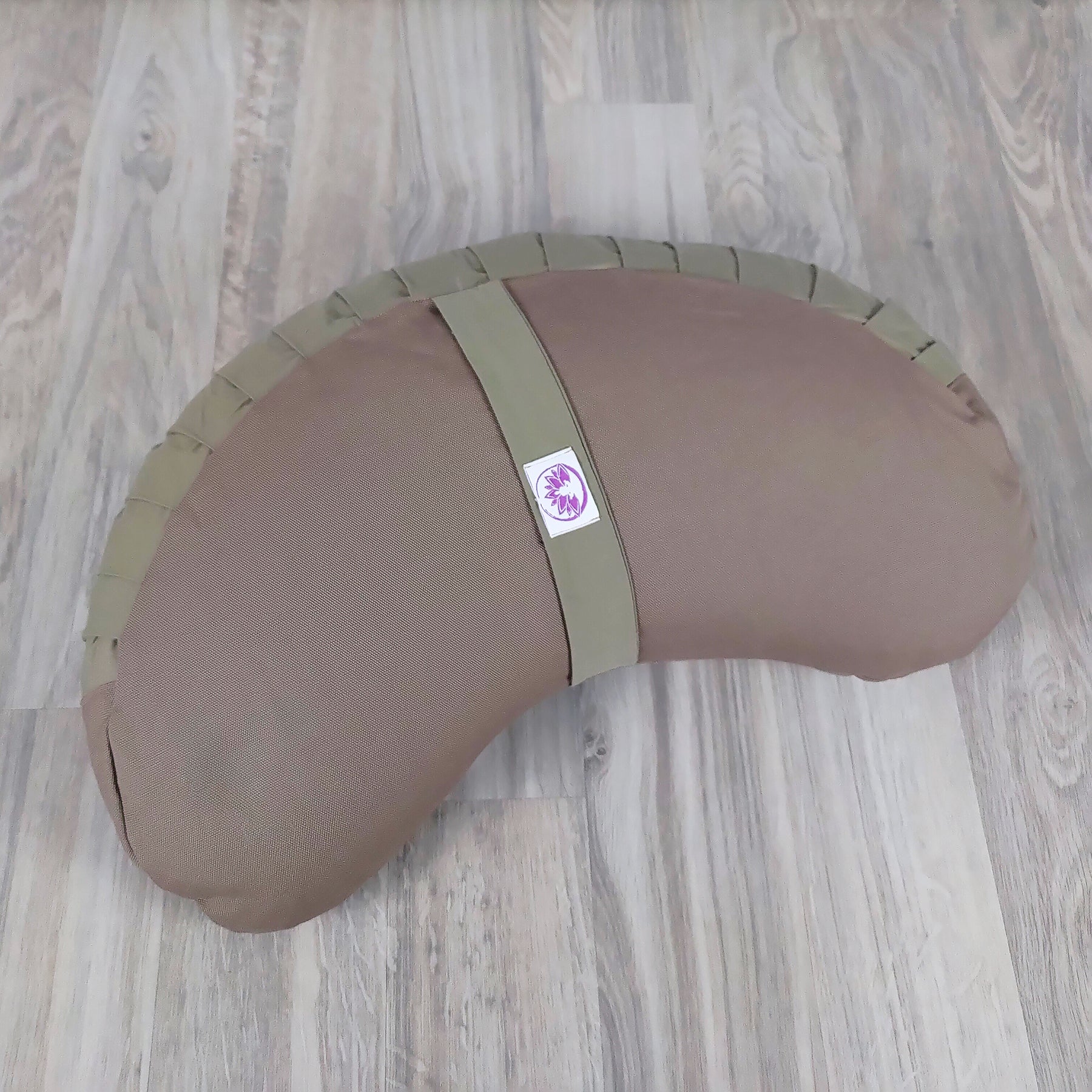 Cuscino Zafu a Mezzaluna in cotone marrone per supporto lombare e comfort nella schiena