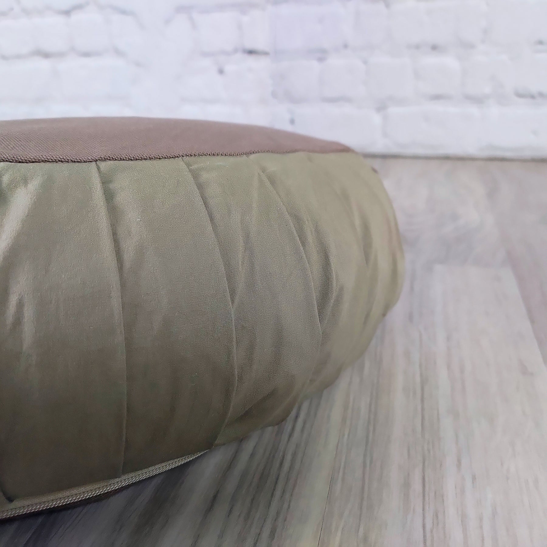 Cuscino Zafu a Mezzaluna in tessuto beige, ideale per supporto lombare e comfort durante la meditazione