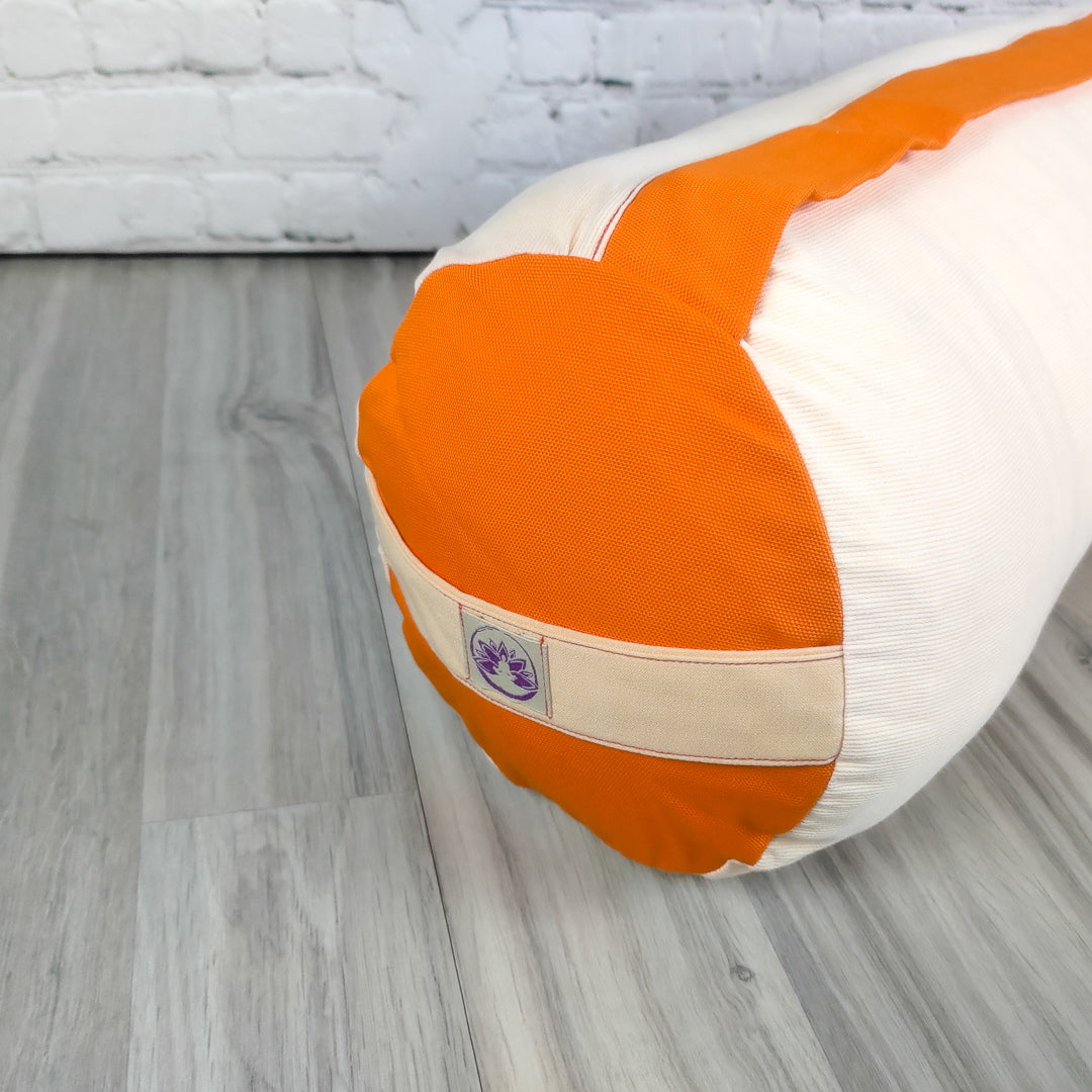 Cuscino bolster yoga arancione di Shop Zen con design ergonomico per supporto durante le pratiche di yoga