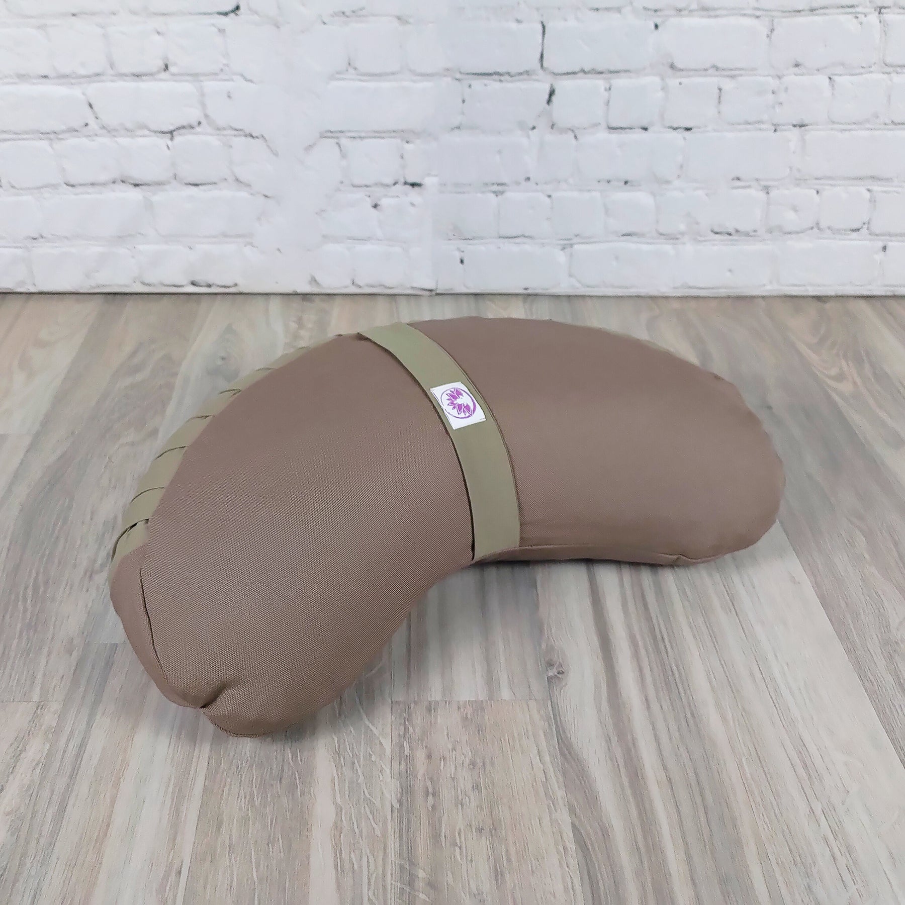 Cuscino Zafu a Mezzaluna in colore marrone per supporto lombare e comfort durante la meditazione