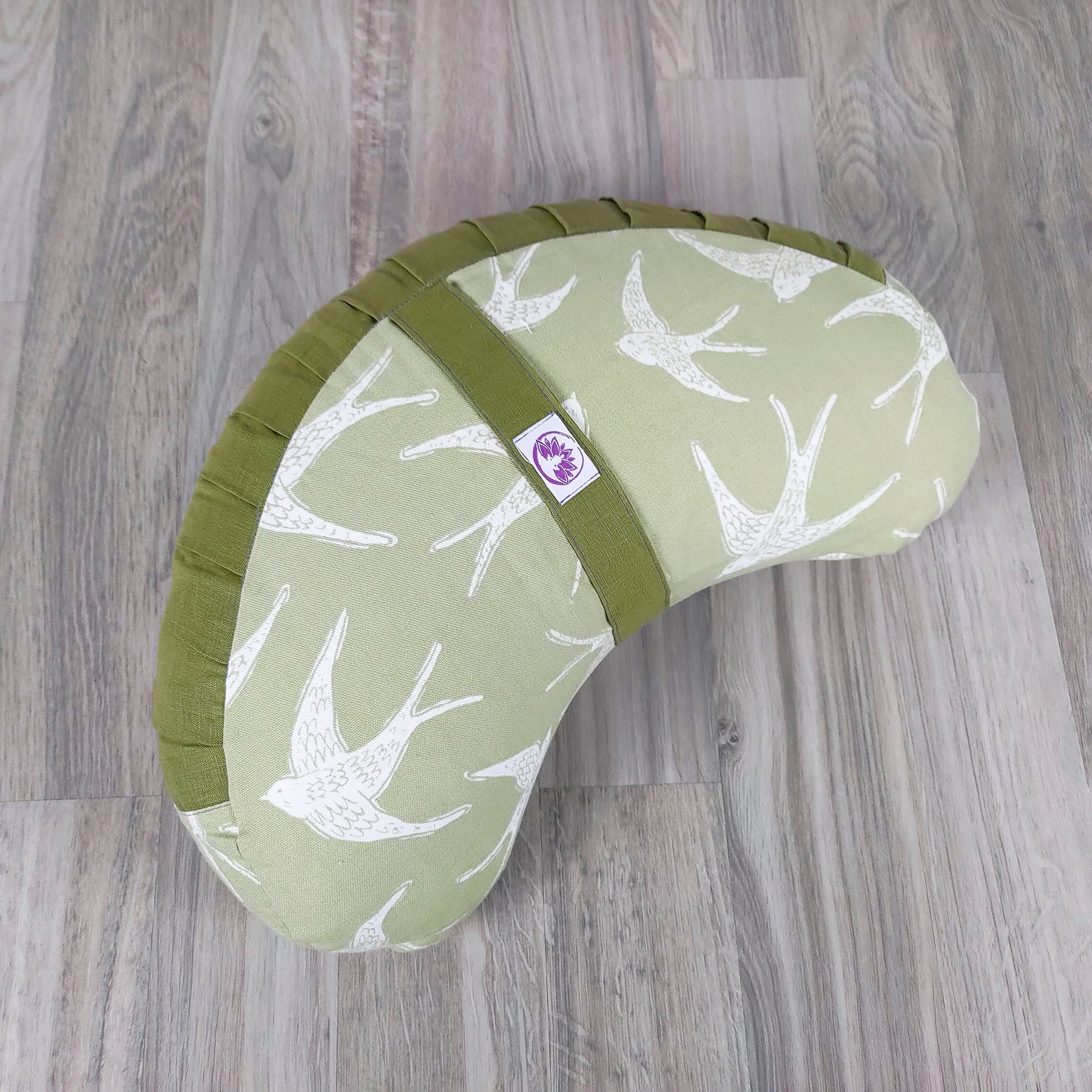 Cuscino zafu a mezzaluna rondini con motivo verde e bianco, ideale per il supporto lombare e il relax