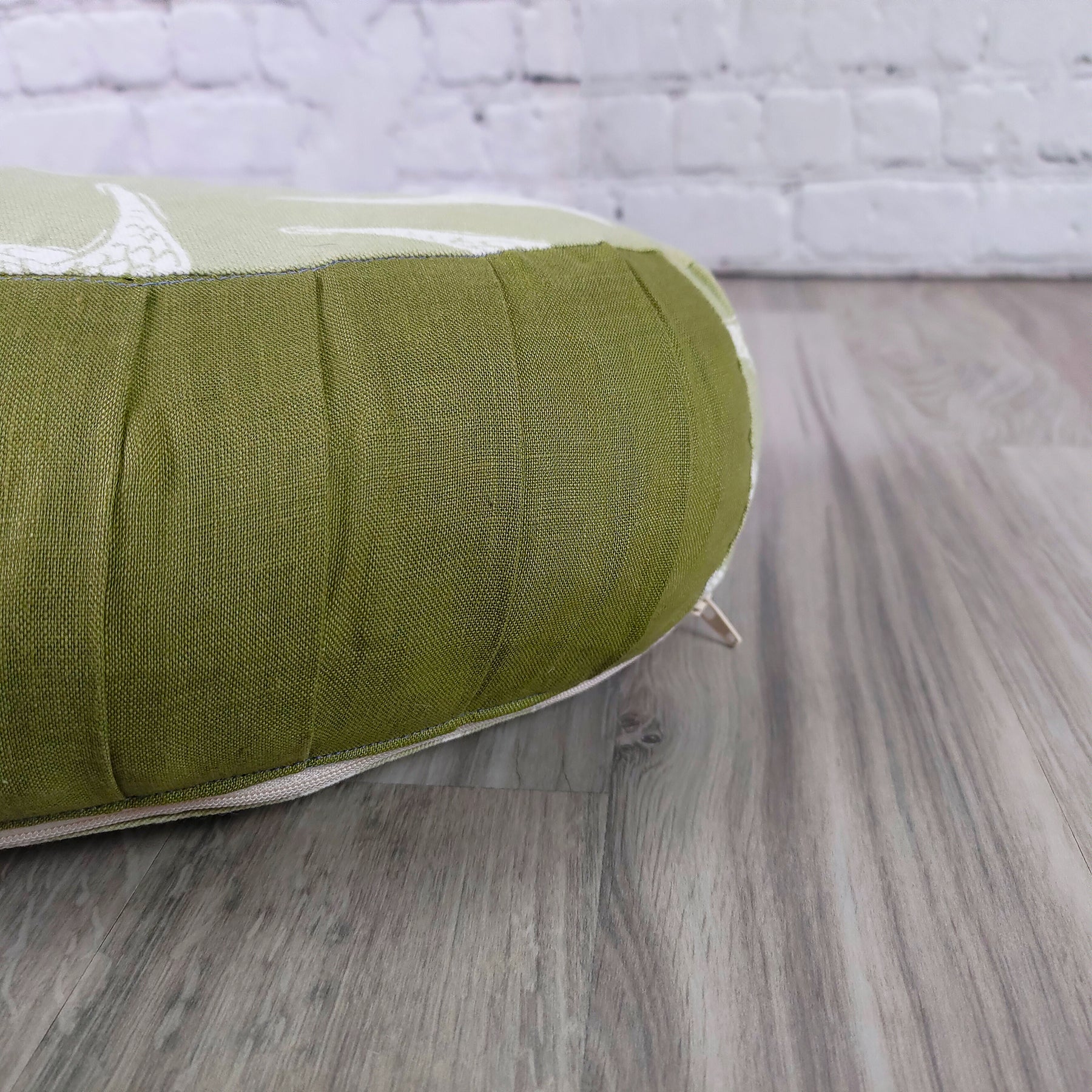 Cuscino zafu a mezzaluna rondini in tessuto verde e beige per supporto lombare e comfort