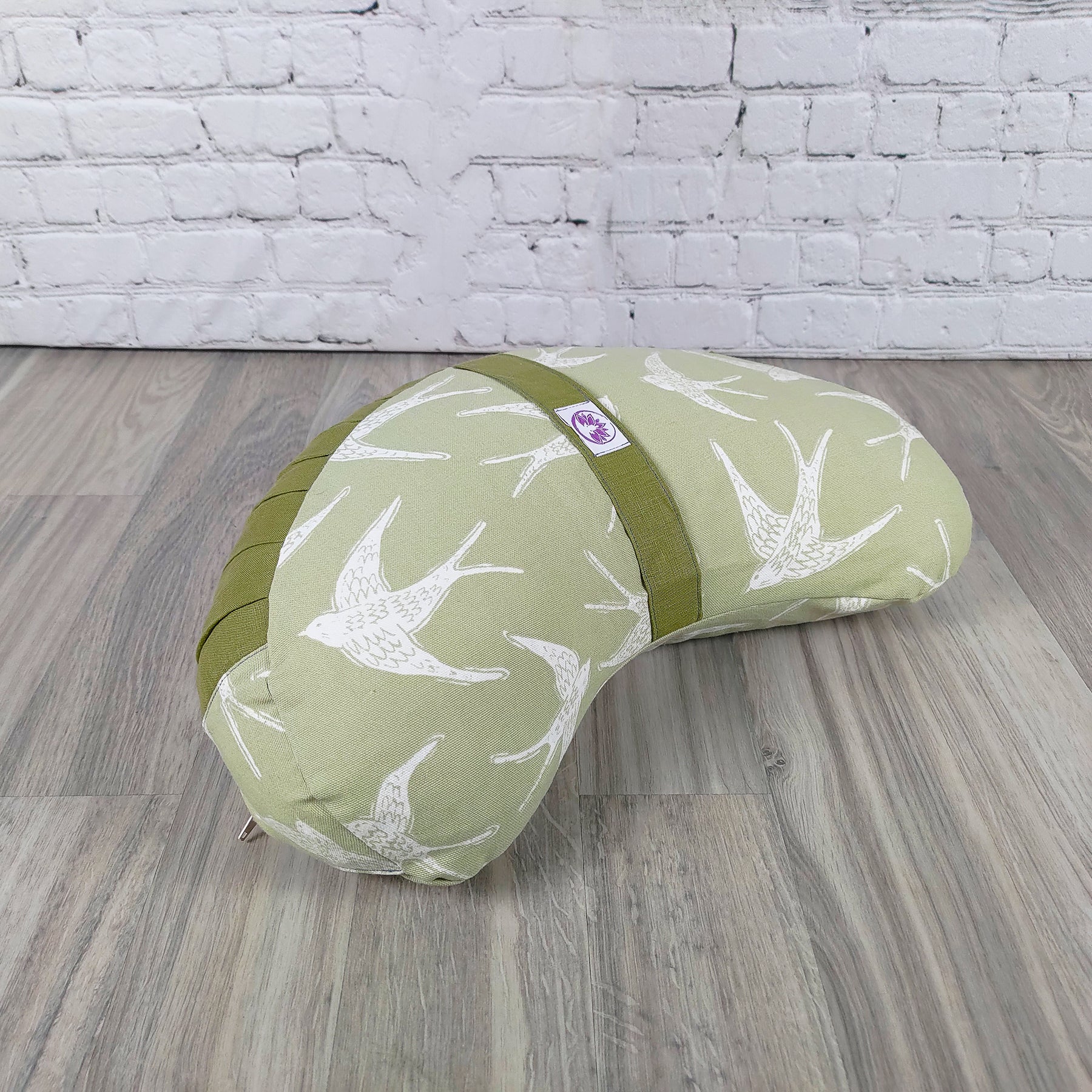 Cuscino zafu a mezzaluna rondini in verde chiaro con design di uccelli per supporto lombare