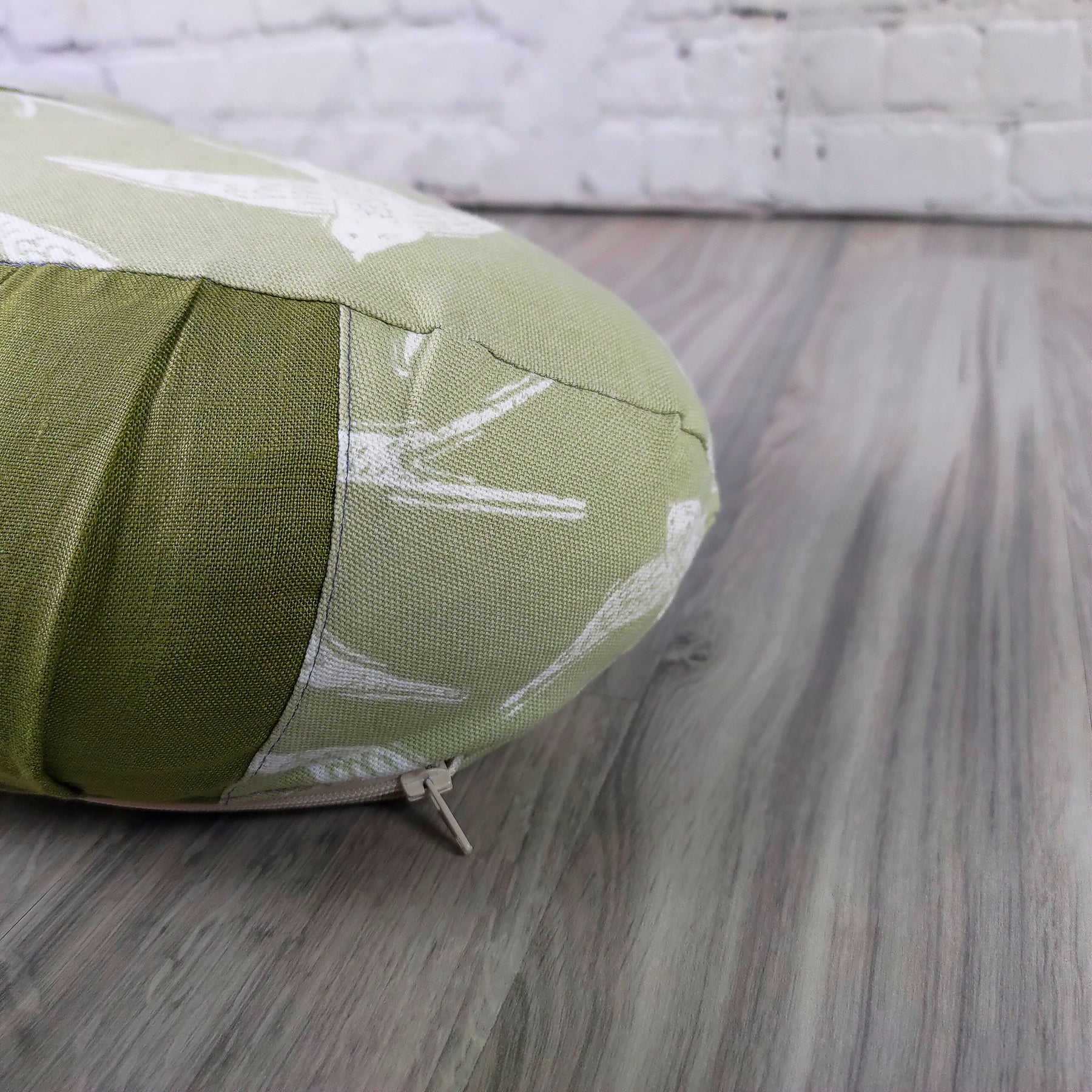 Cuscino zafu a mezzaluna rondini in verde con design elegante per supporto lombare e comfort