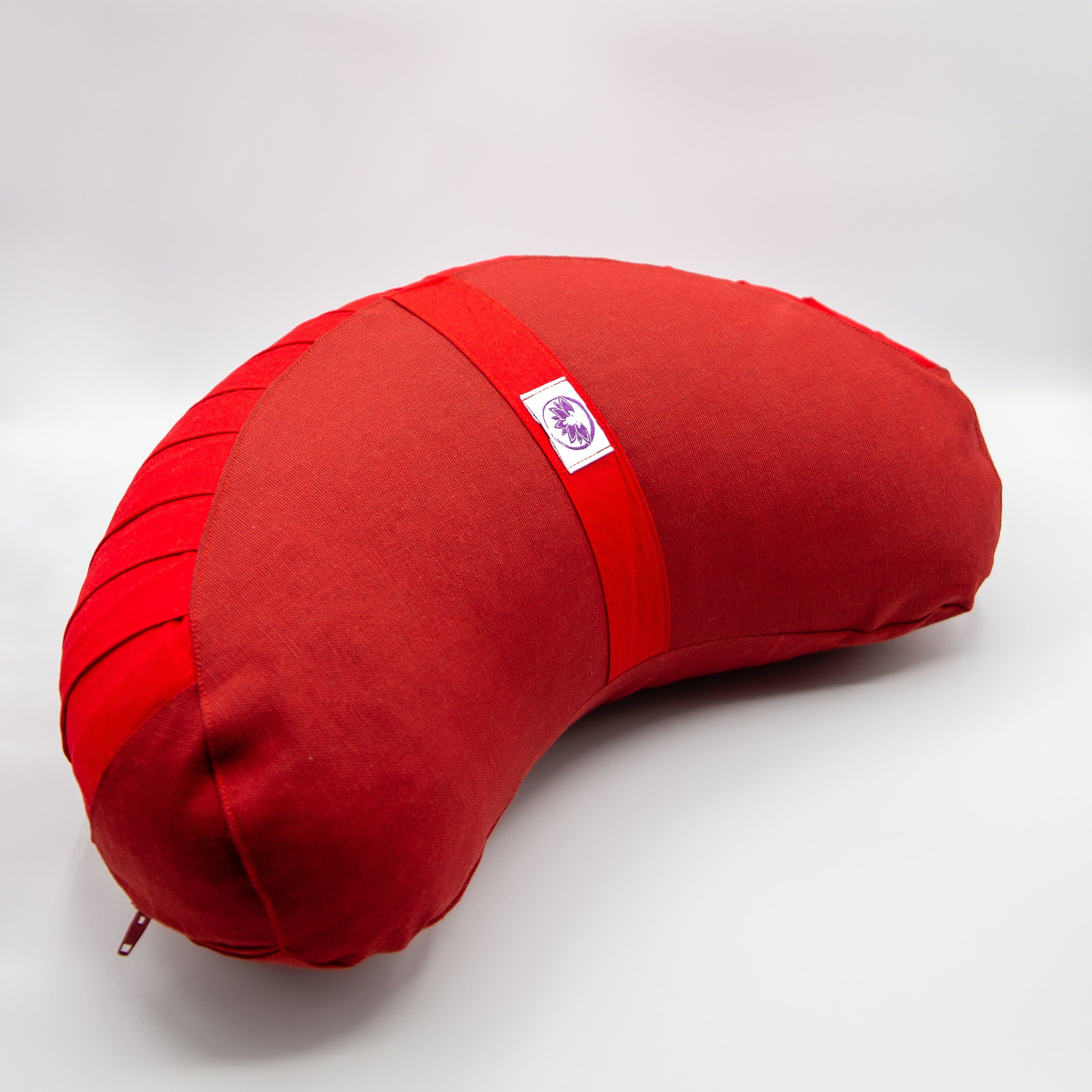 Cuscino Zafu a Mezzaluna rosso di Shop Zen, ideale per supporto lombare e comfort nella meditazione