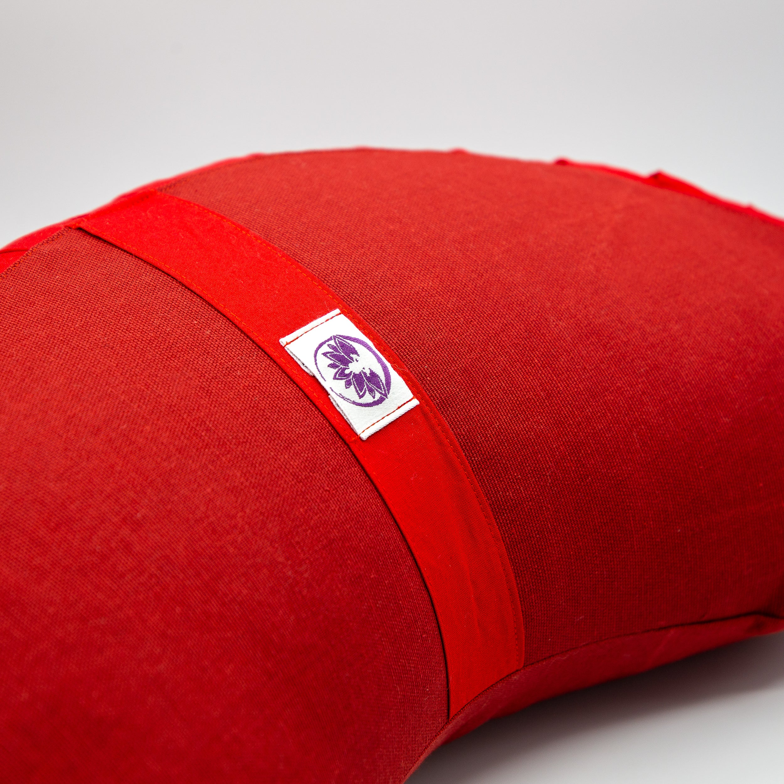 Cuscino Zafu a Mezzaluna rosso di Shop Zen, ideale per supporto lombare e comfort nella postura
