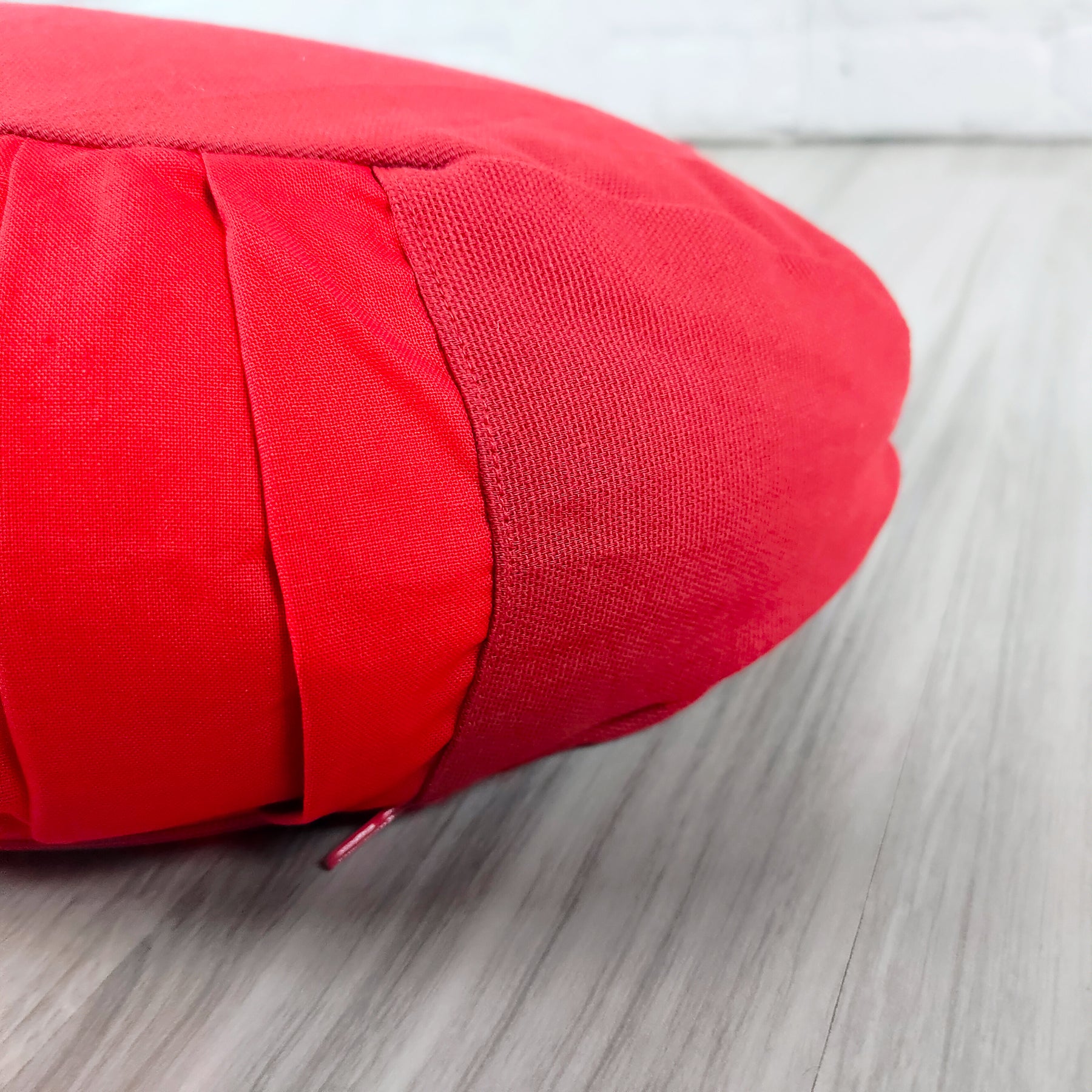 Cuscino Zafu a Mezzaluna rosso, ideale per il supporto lombare e il comfort durante la meditazione