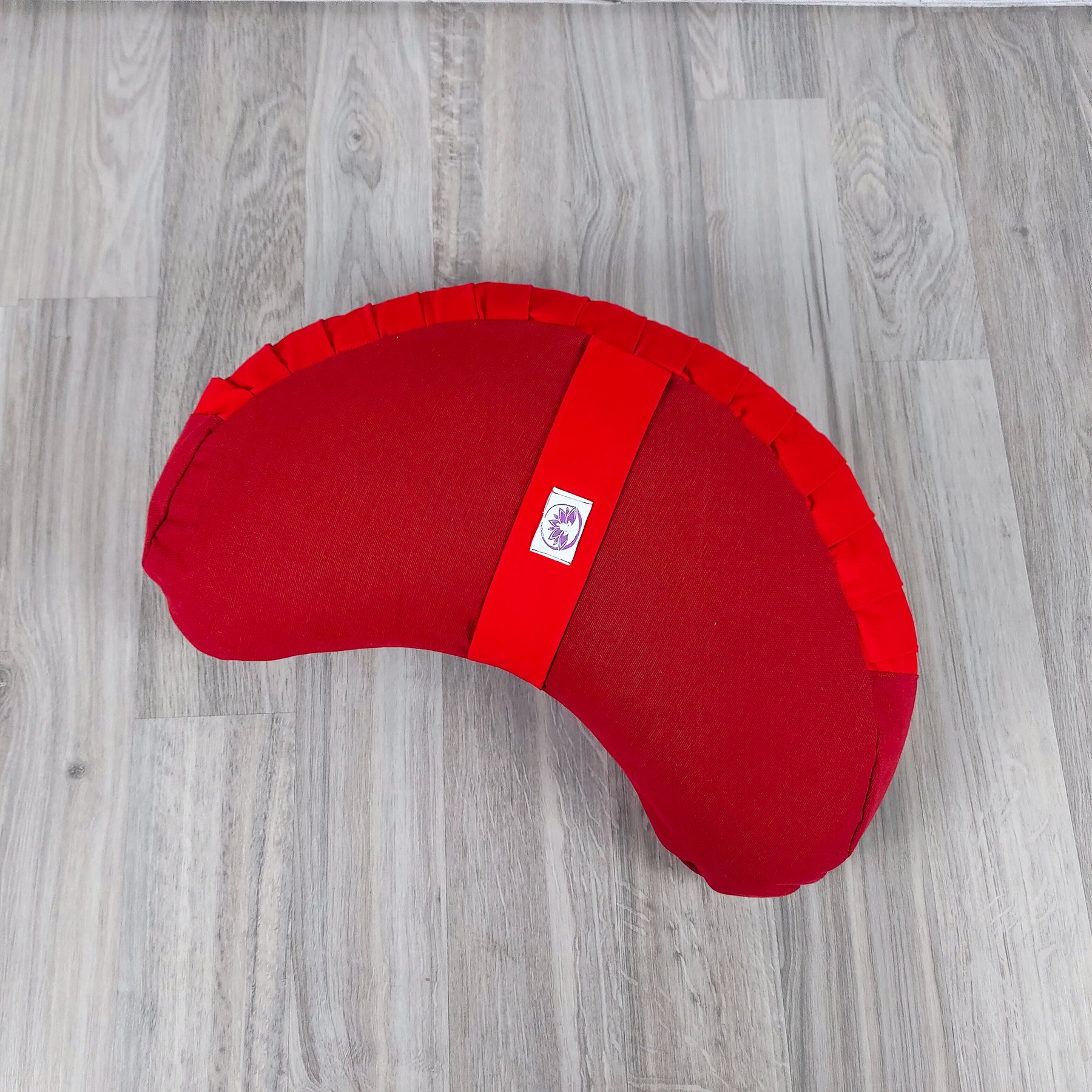 Cuscino Zafu a Mezzaluna rosso con design ergonomico per supporto lombare e comfort