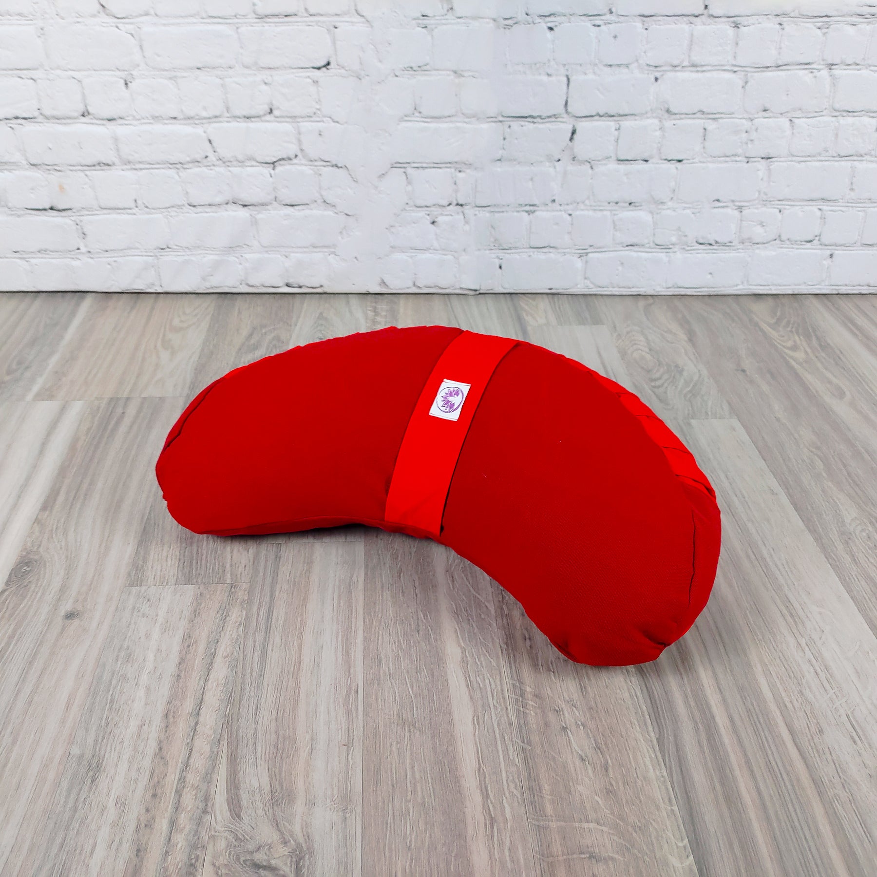 Cuscino Zafu a Mezzaluna rosso in cotone, ideale per supporto lombare durante la meditazione