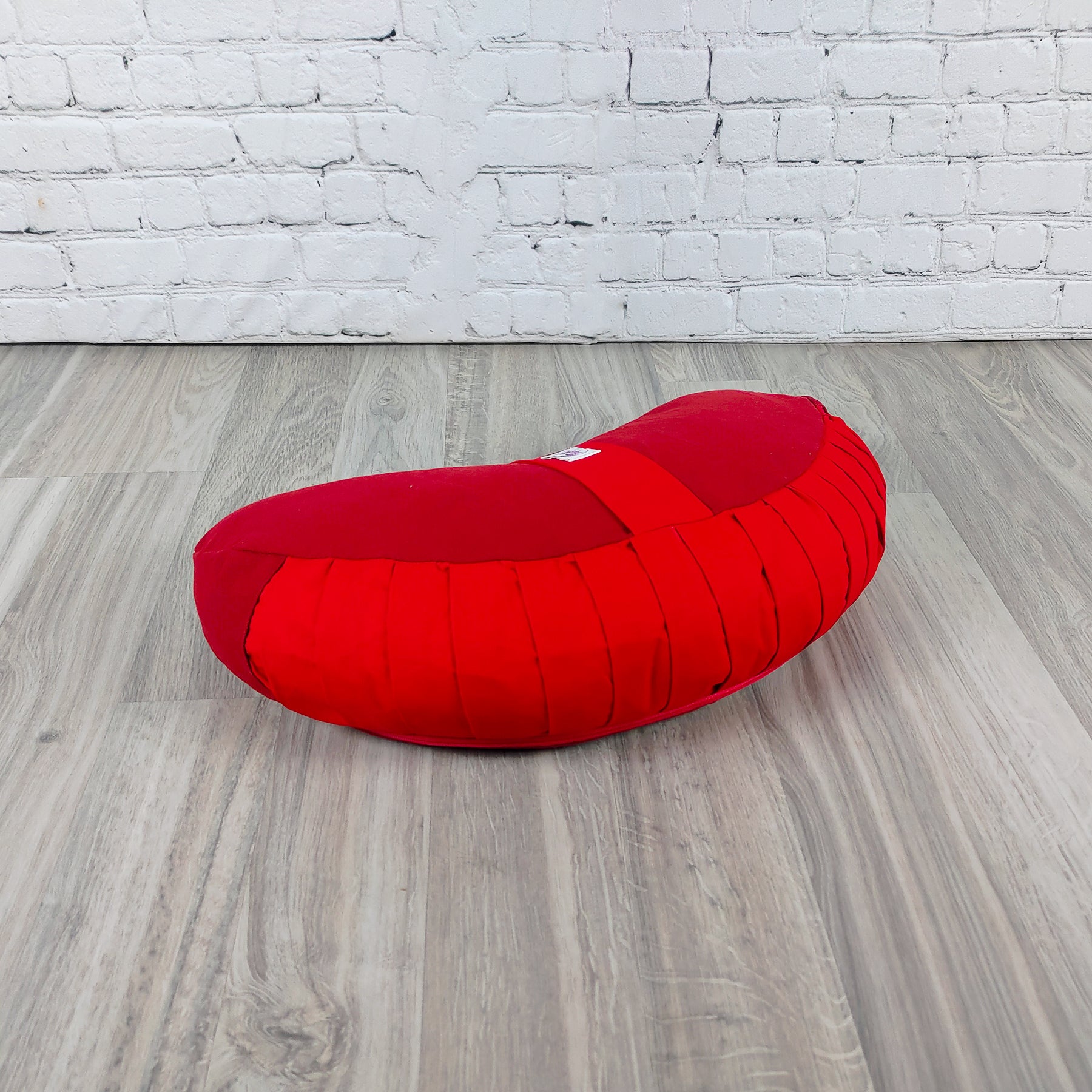 Cuscino Zafu a Mezzaluna rosso di Shop Zen per supporto lombare e comfort durante la meditazione