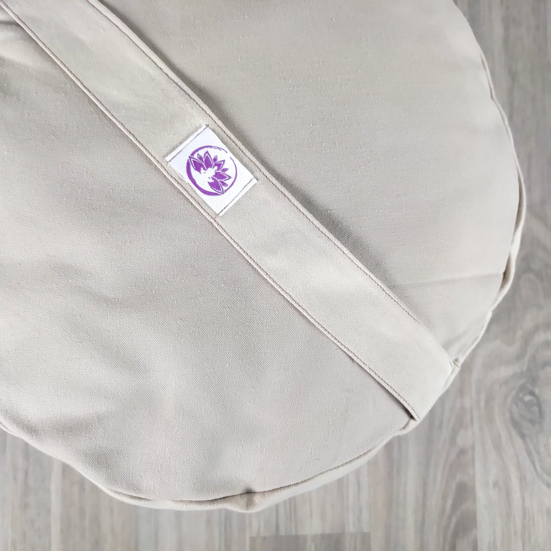 Cuscino zafu a ruota beige di Shop Zen, ideale per supporto lombare e comfort nella meditazione