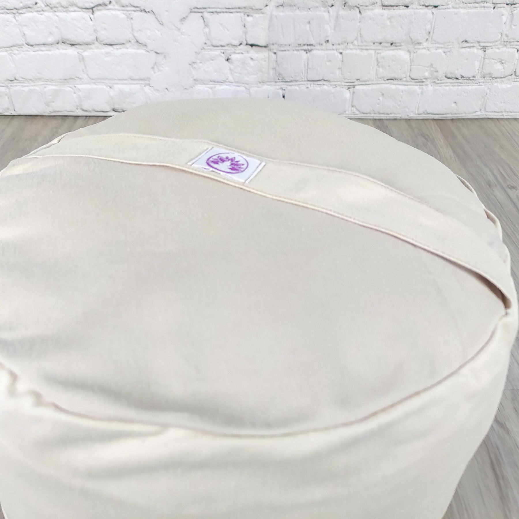Cuscino zafu a ruota beige di Shop Zen, ideale per il supporto lombare e la postura corretta