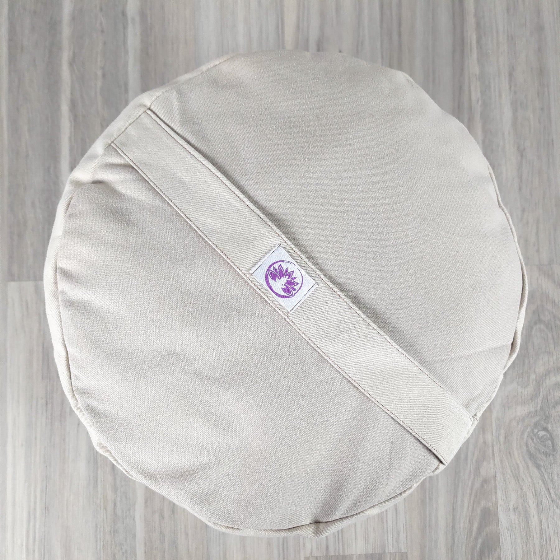 Cuscino zafu a ruota beige di Shop Zen, ideale per supporto lombare e comfort durante lo yoga