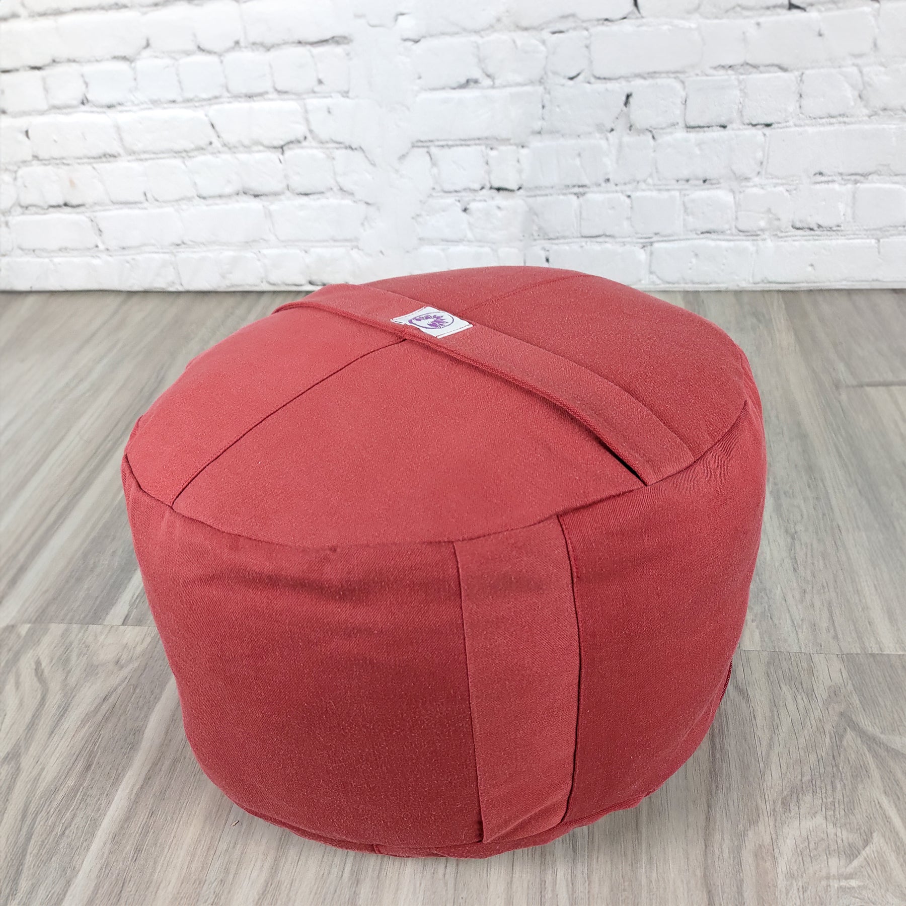 Cuscino zafu a ruota rosso ideale per supporto lombare e comfort durante la meditazione