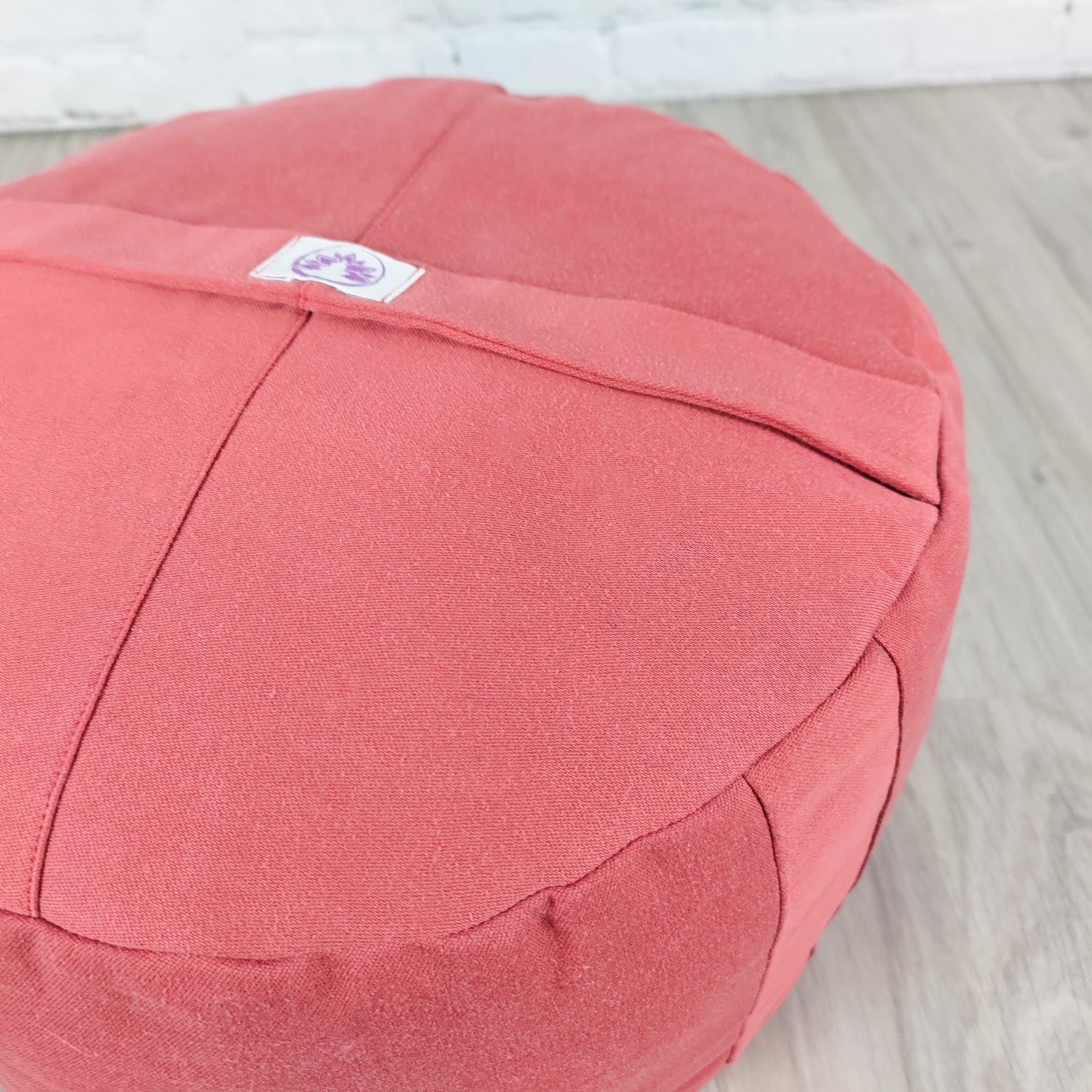 Cuscino zafu a ruota rosso di Shop Zen per supporto lombare e comfort durante la meditazione