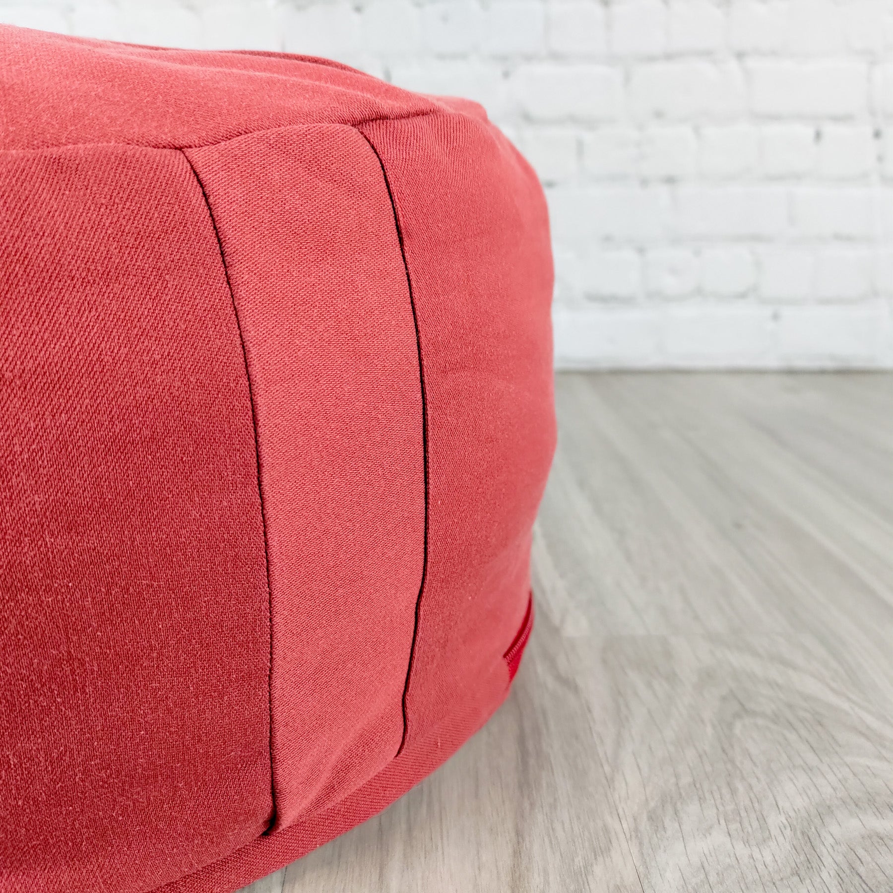 Cuscino zafu a ruota rosso di Shop Zen, ideale per il supporto lombare e il comfort nella schiena