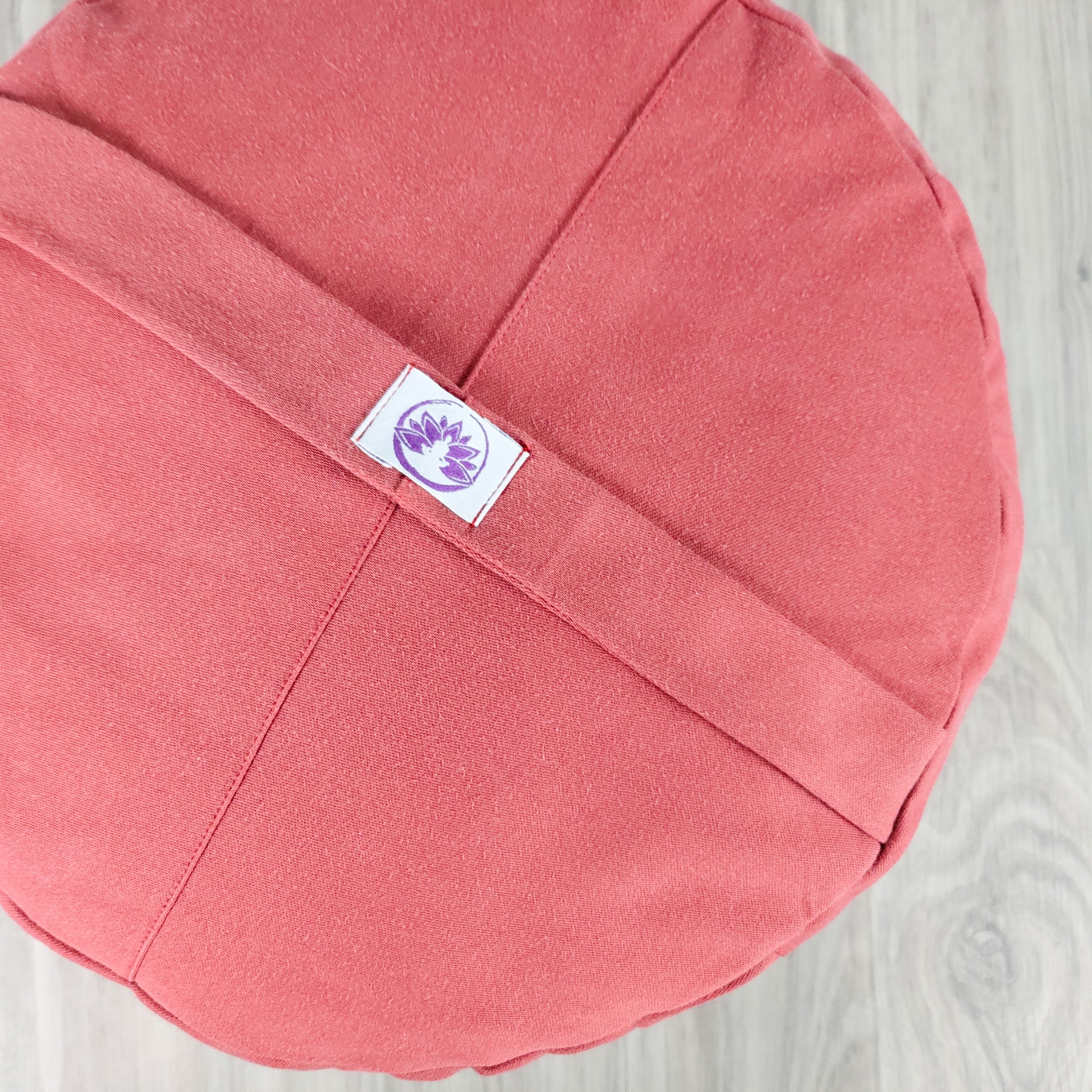 Cuscino zafu a ruota rosso di Shop Zen, ideale per supporto lombare e schiena durante lo yoga